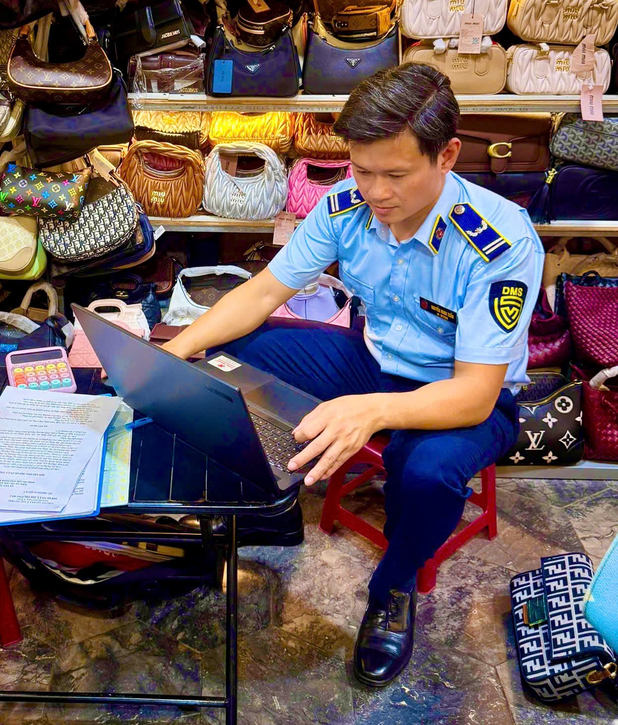 Hàng loạt cơ sở kinh doanh hàng giả tại Đà Nẵng bị xử lý - Ảnh 1.