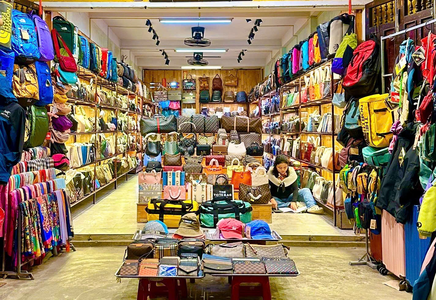 Hàng loạt cơ sở kinh doanh hàng giả tại Đà Nẵng bị xử lý - Ảnh 2.