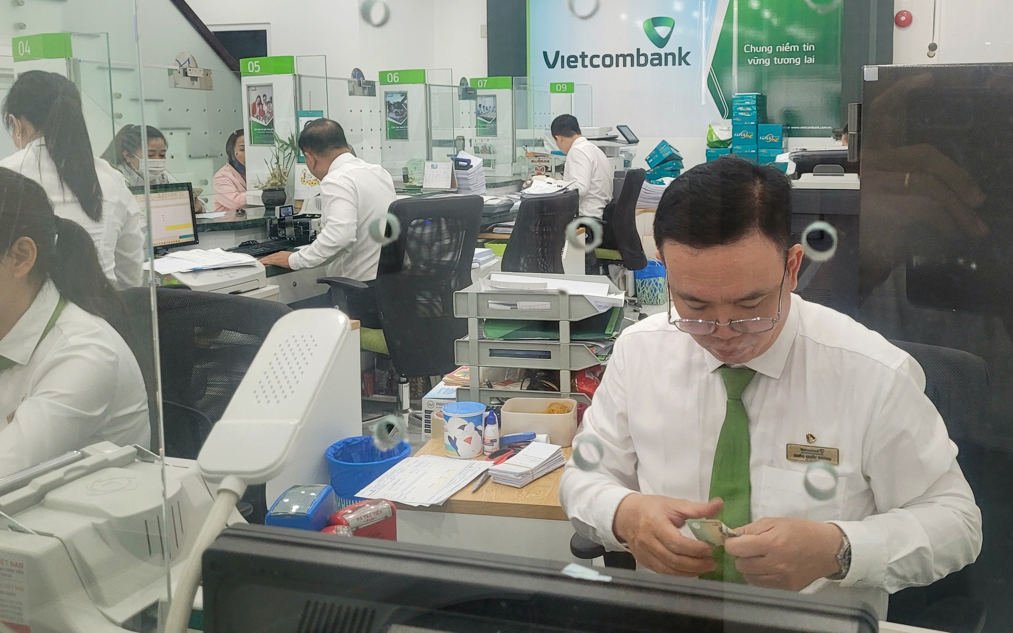 Sếp ng&acirc;n h&agrave;ng n&ecirc;u dự b&aacute;o về l&atilde;i suất sau động th&aacute;i của loạt ng&acirc;n h&agrave;ng - Ảnh 1.