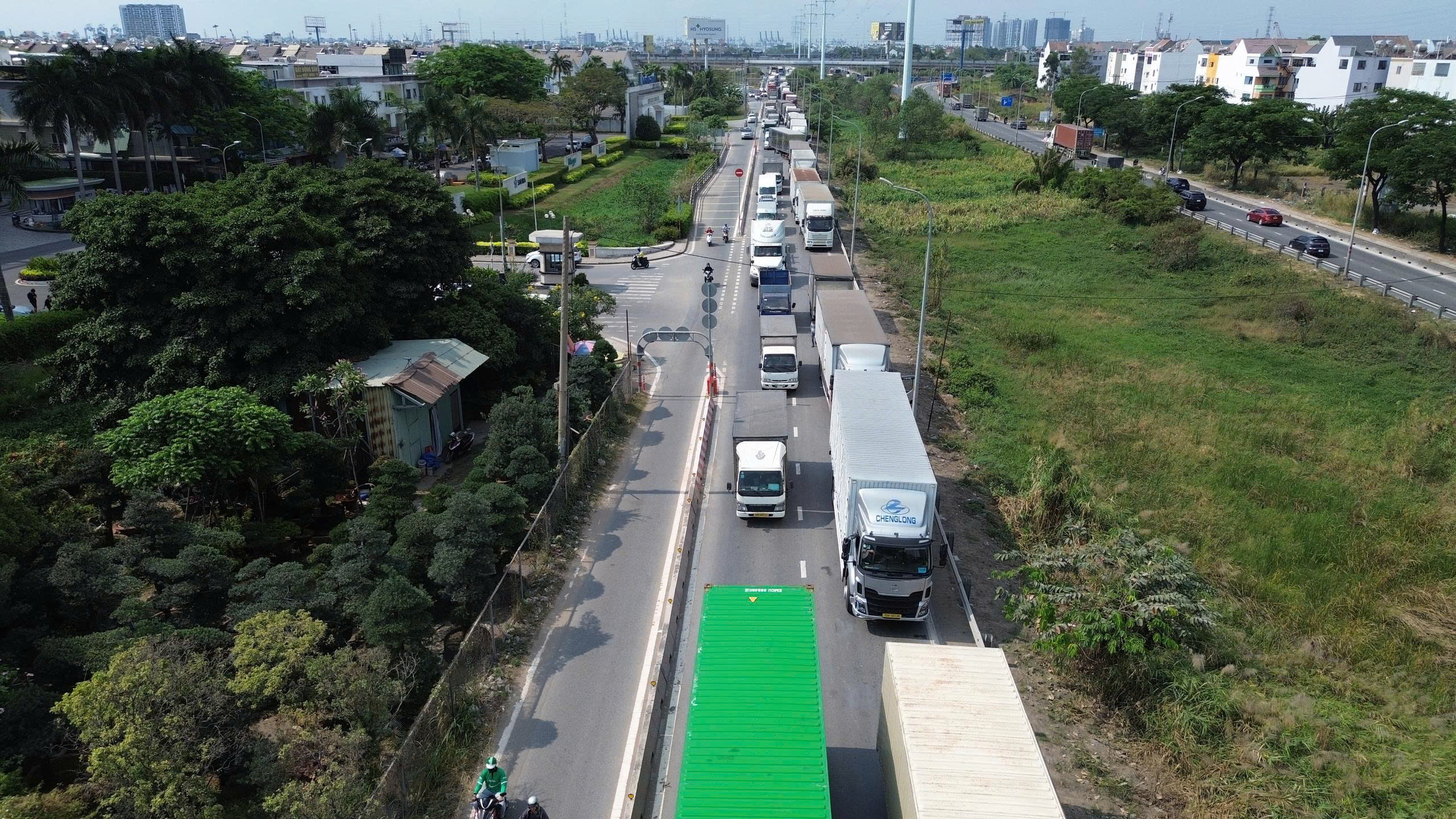 TPHCM: Tai nạn giao thông trên đường Võ Chí Công gây ùn tắc giao thông - Ảnh 4.