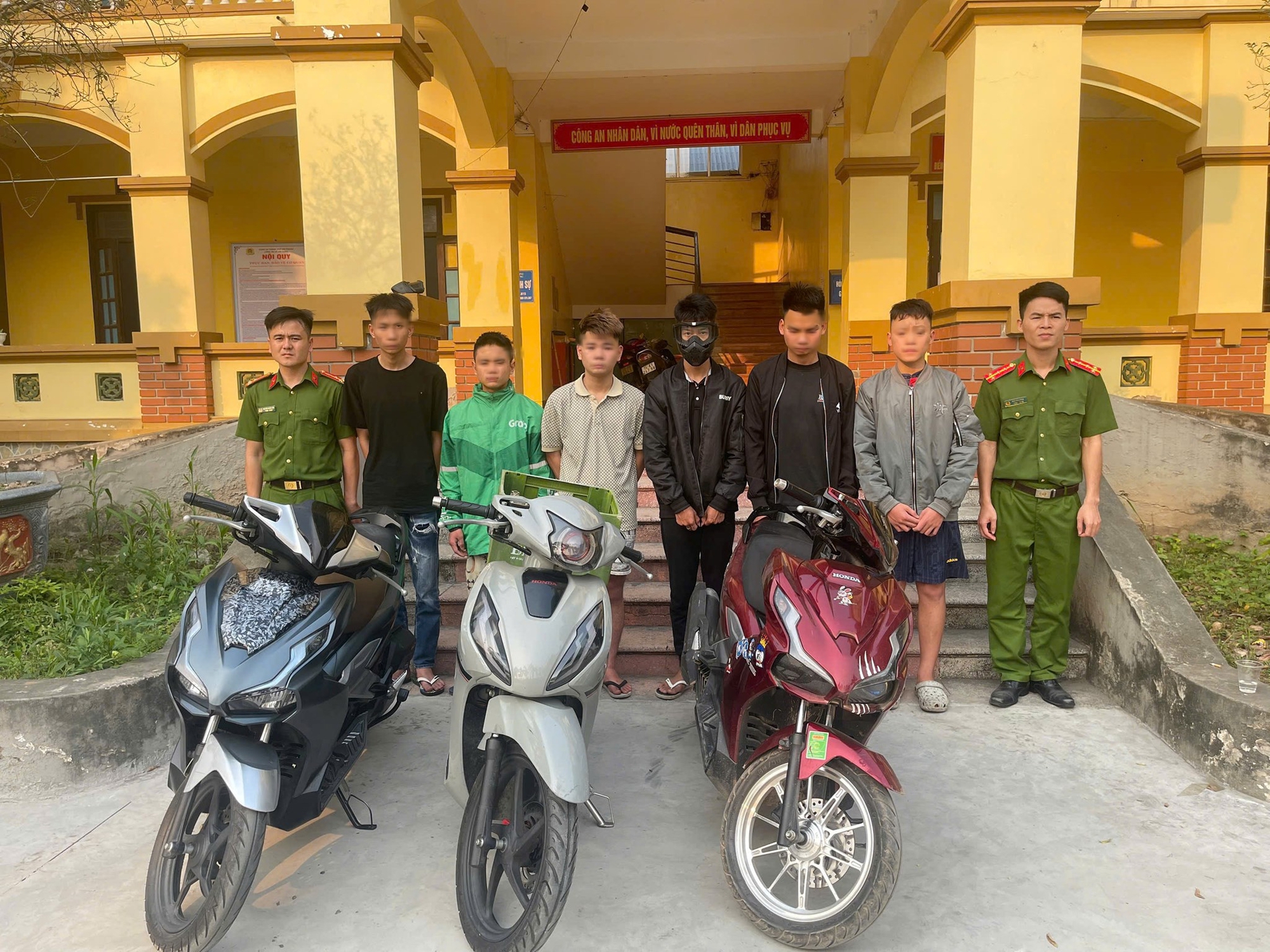 Làm rõ nhóm đối tượng đeo mặt nạ, ném vỏ chai bia khiến 4 người bị thương - Ảnh 1.