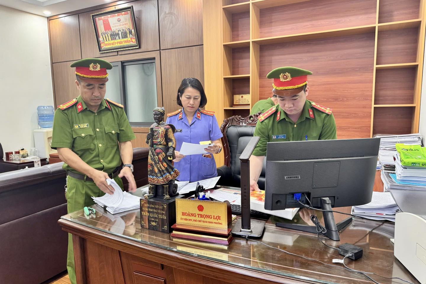 Hình ảnh khám xét, bắt giữ nguyên Phó Chủ tịch thành phố liên quan nhóm “xã hội đen” - Ảnh 4.