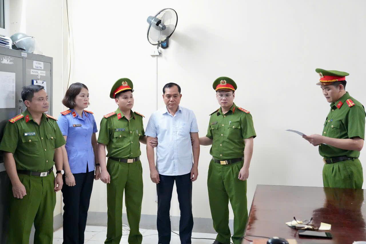 Hình ảnh khám xét, bắt giữ nguyên Phó Chủ tịch thành phố liên quan nhóm “xã hội đen” - Ảnh 1.