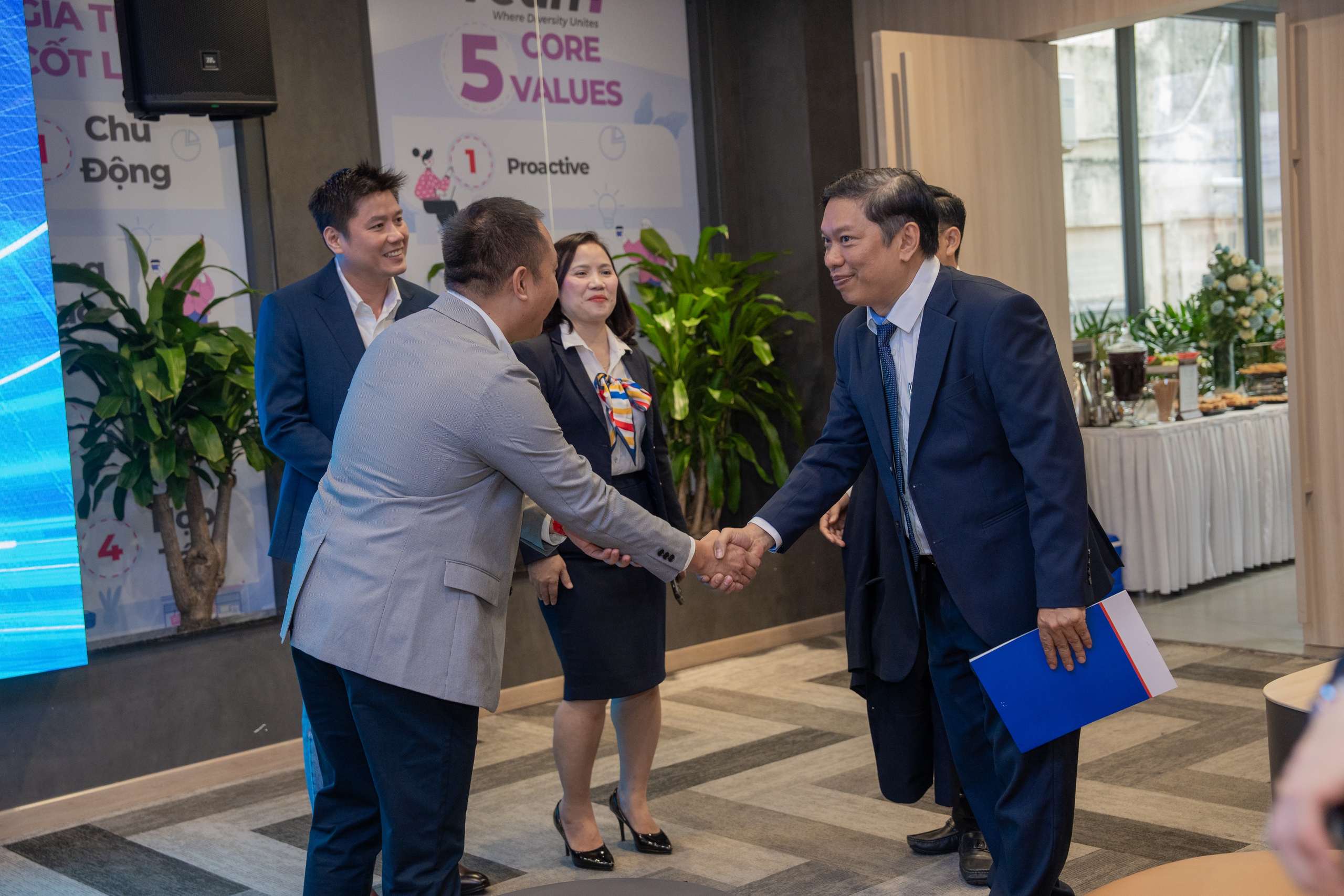 Cú bắt tay của YeaH1 với Mobifone - Ảnh 1.