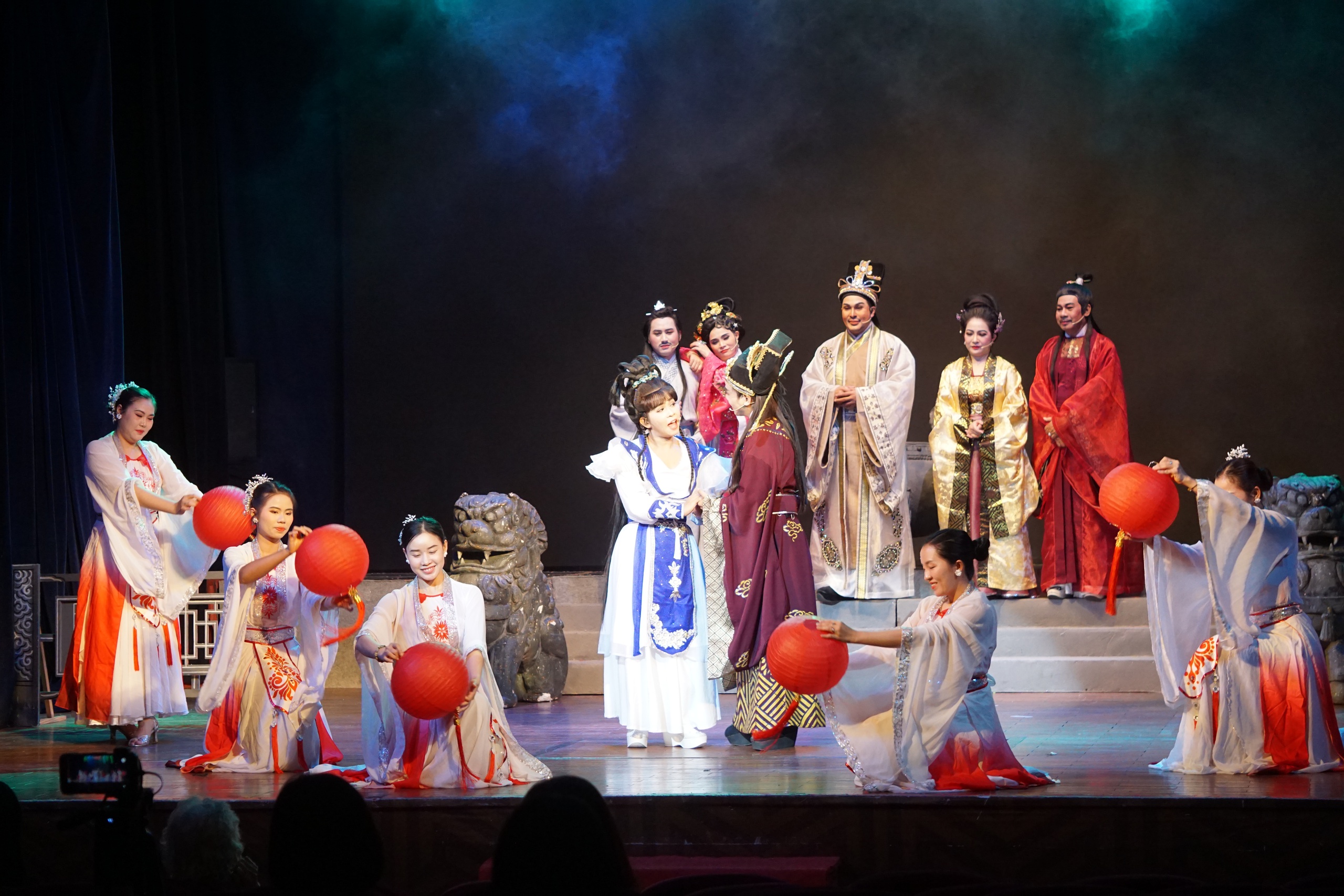 Tô Châu, Mỹ Hằng yểm trợ cho diễn viên trẻ thực hiện ước mơ làm vở 