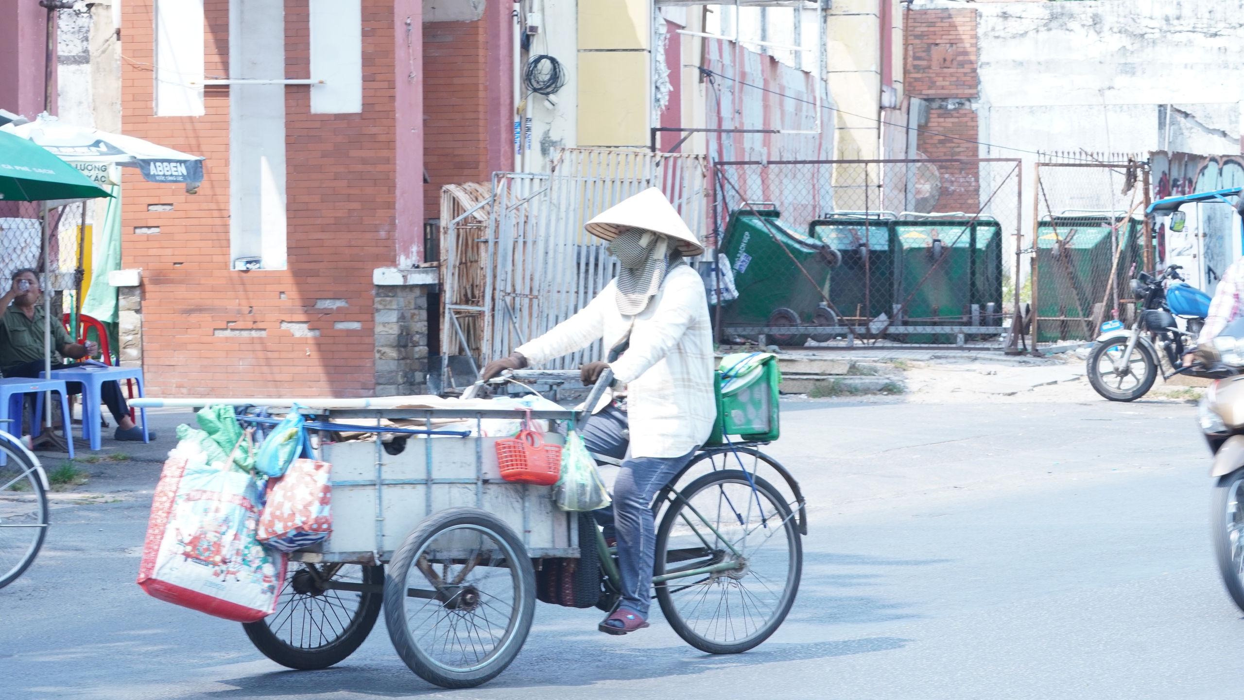 Nắng nóng cực đoan, bác sĩ cảnh báo những nguy cơ về sức khỏe - Ảnh 2.