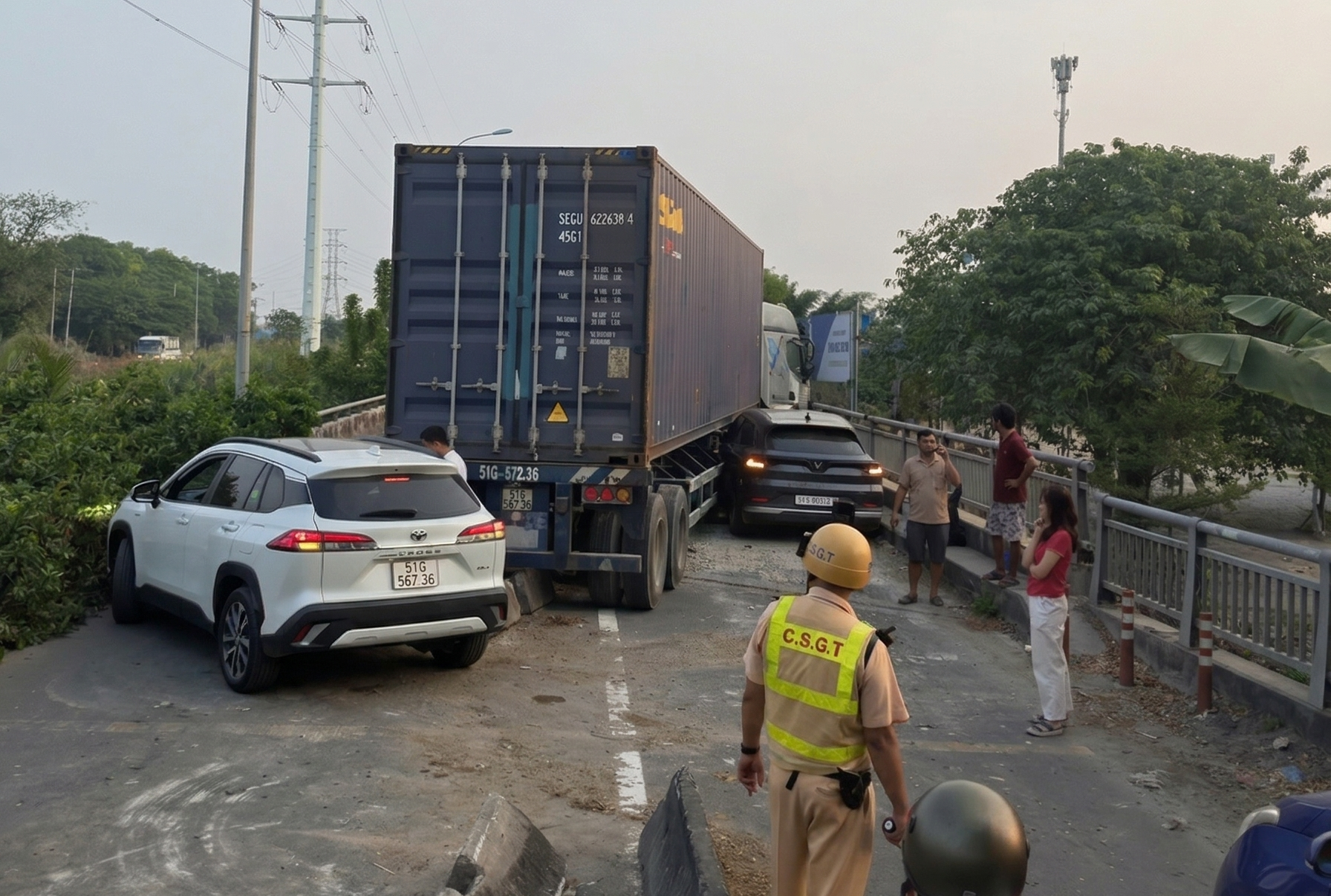 TPHCM: Tai nạn trên đường Võ Chí Công, CSGT nỗ lực giải tỏa ùn ứ - Ảnh 1.