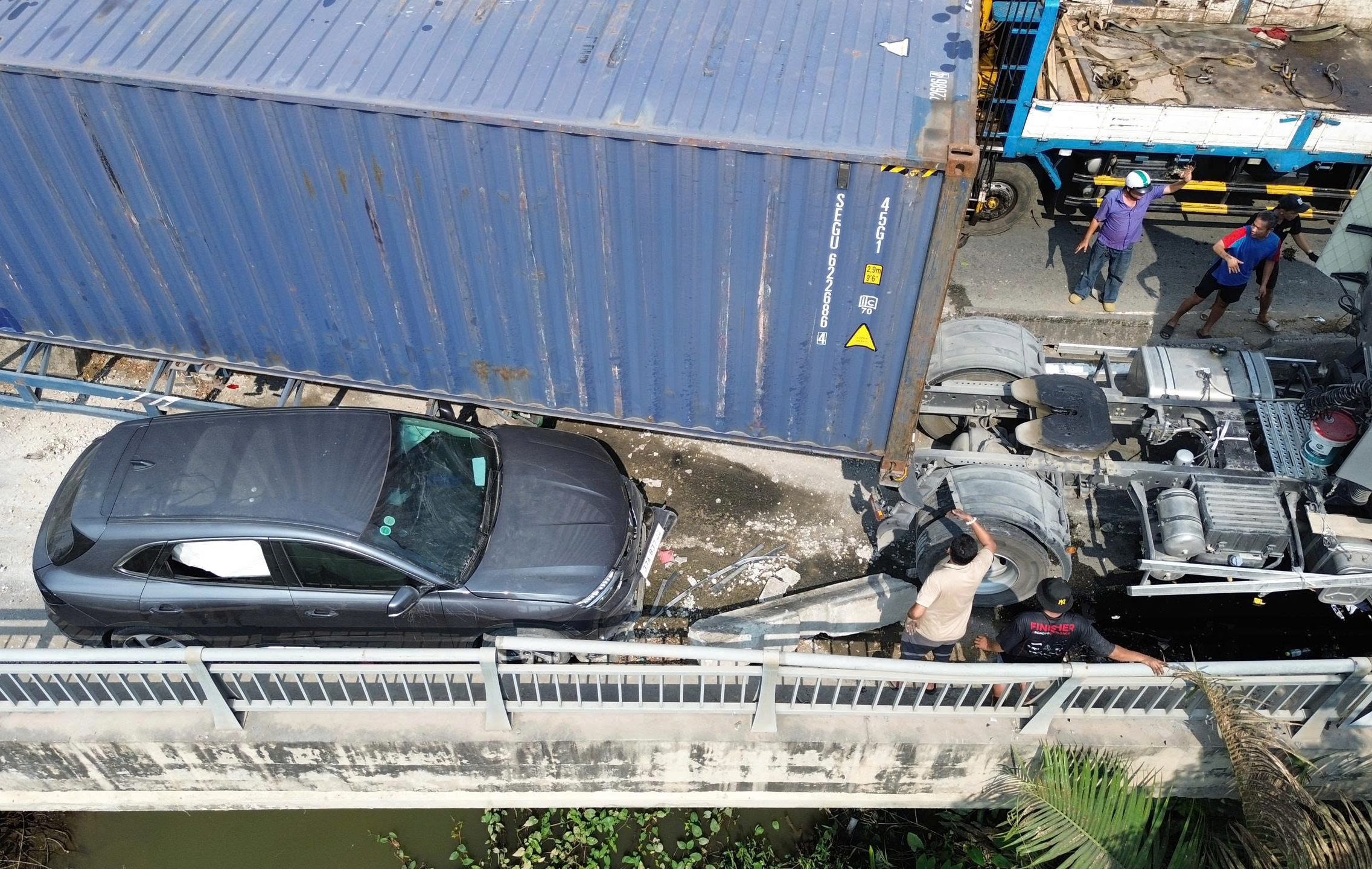 TPHCM: Tai nạn giao thông trên đường Võ Chí Công gây ùn tắc giao thông - Ảnh 1.