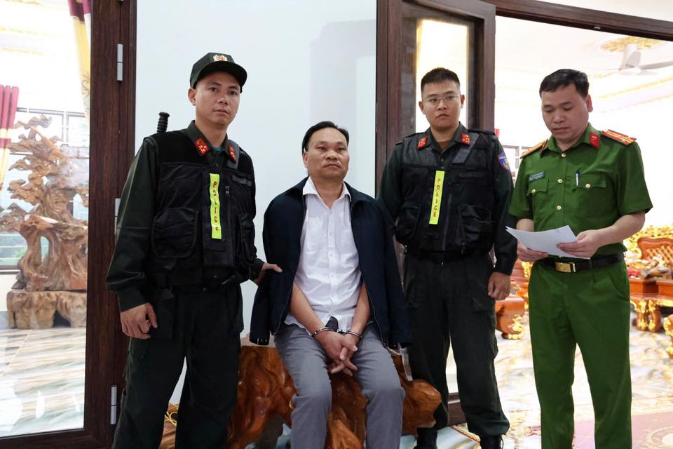 Hình ảnh khám xét, bắt giữ nguyên Phó Chủ tịch thành phố liên quan nhóm “xã hội đen” - Ảnh 7.