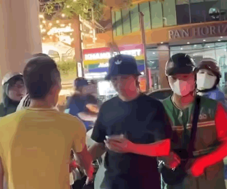 Nữ t&agrave;i xế Grab bị h&agrave;nh hung chảy m&aacute;u đầu tại Cầu Giấy H&agrave; Nội - Ảnh 1.