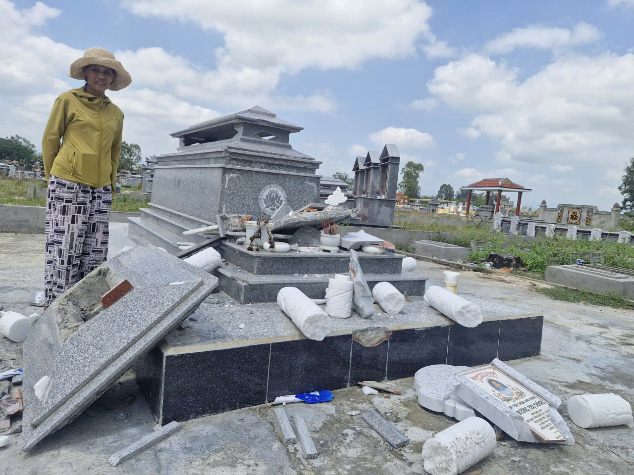 Công an điều tra vụ việc mộ Mẹ Việt Nam Anh hùng bị đập phá - Ảnh 1.