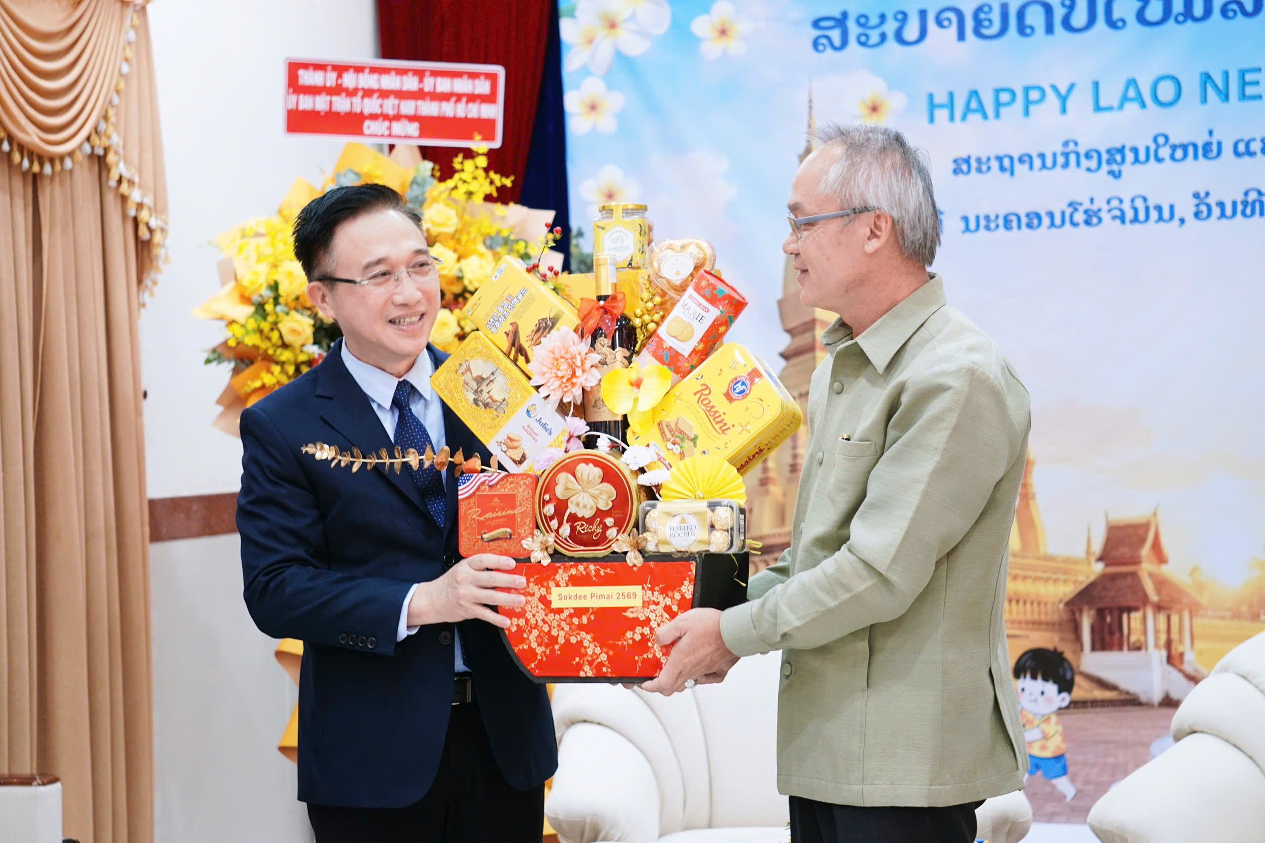 Lãnh đạo TPHCM chúc Tết Bun Pi-may tại Tổng Lãnh sự quán Lào - Ảnh 2.