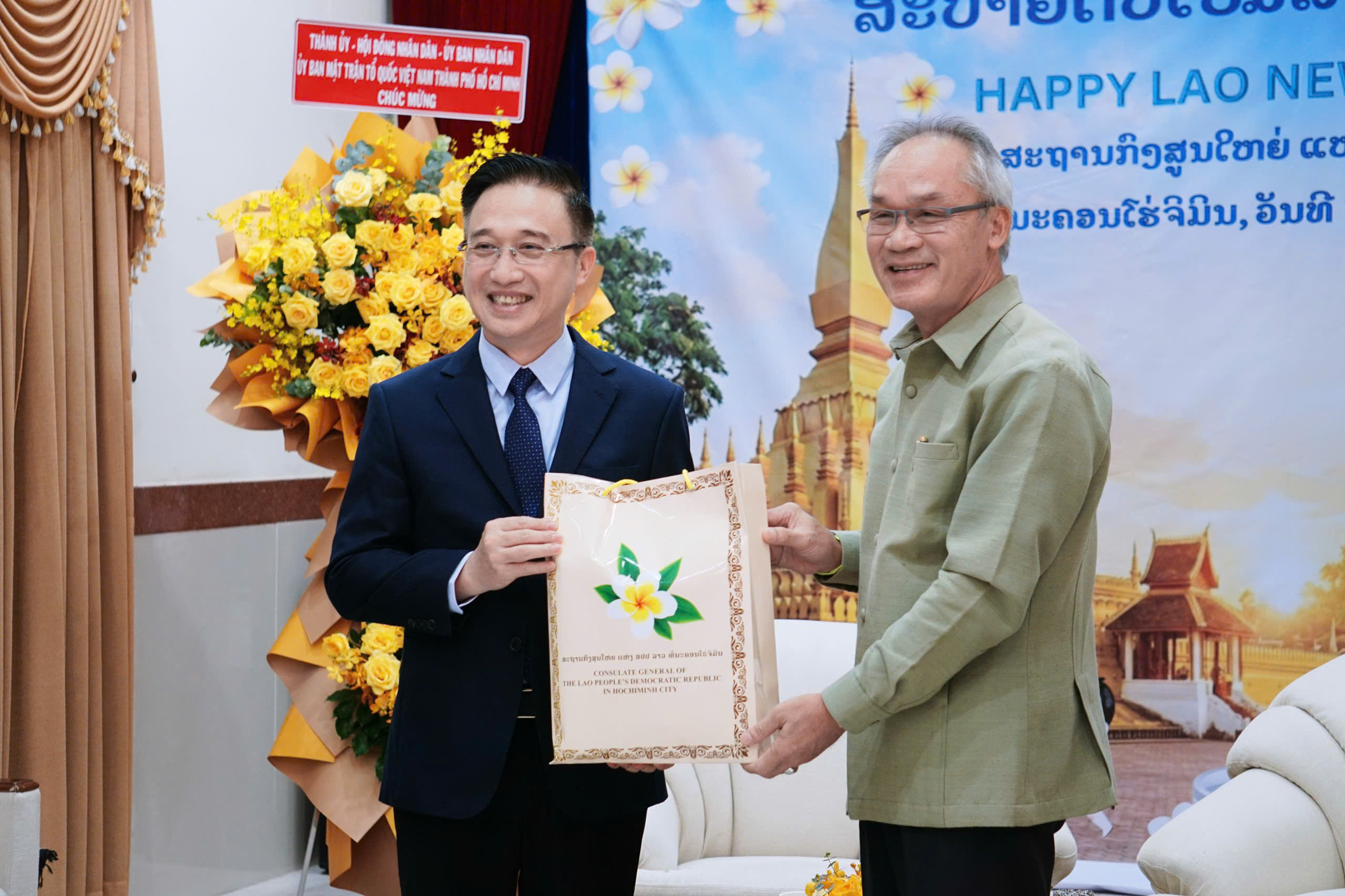 Lãnh đạo TPHCM chúc Tết Bun Pi-may tại Tổng Lãnh sự quán Lào - Ảnh 3.