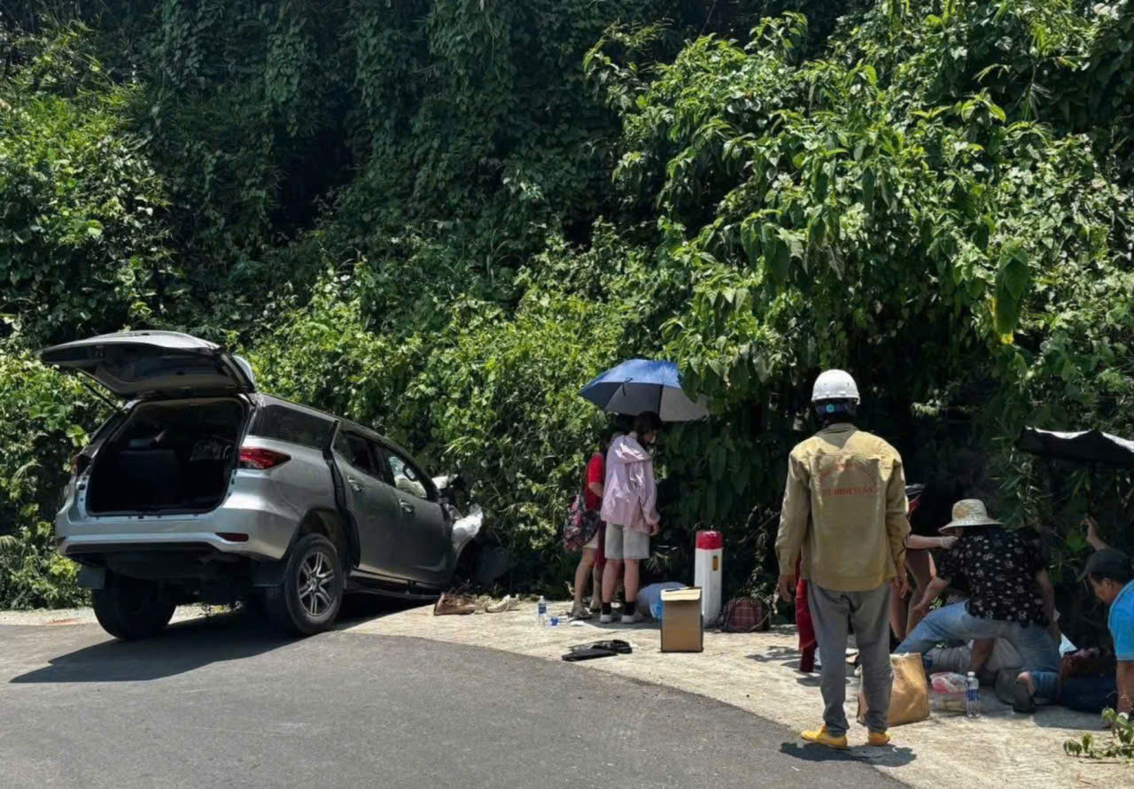 Xe Fortuner lao xuống mương trên đèo Hòn Bà, 1 người tử vong - Ảnh 1.