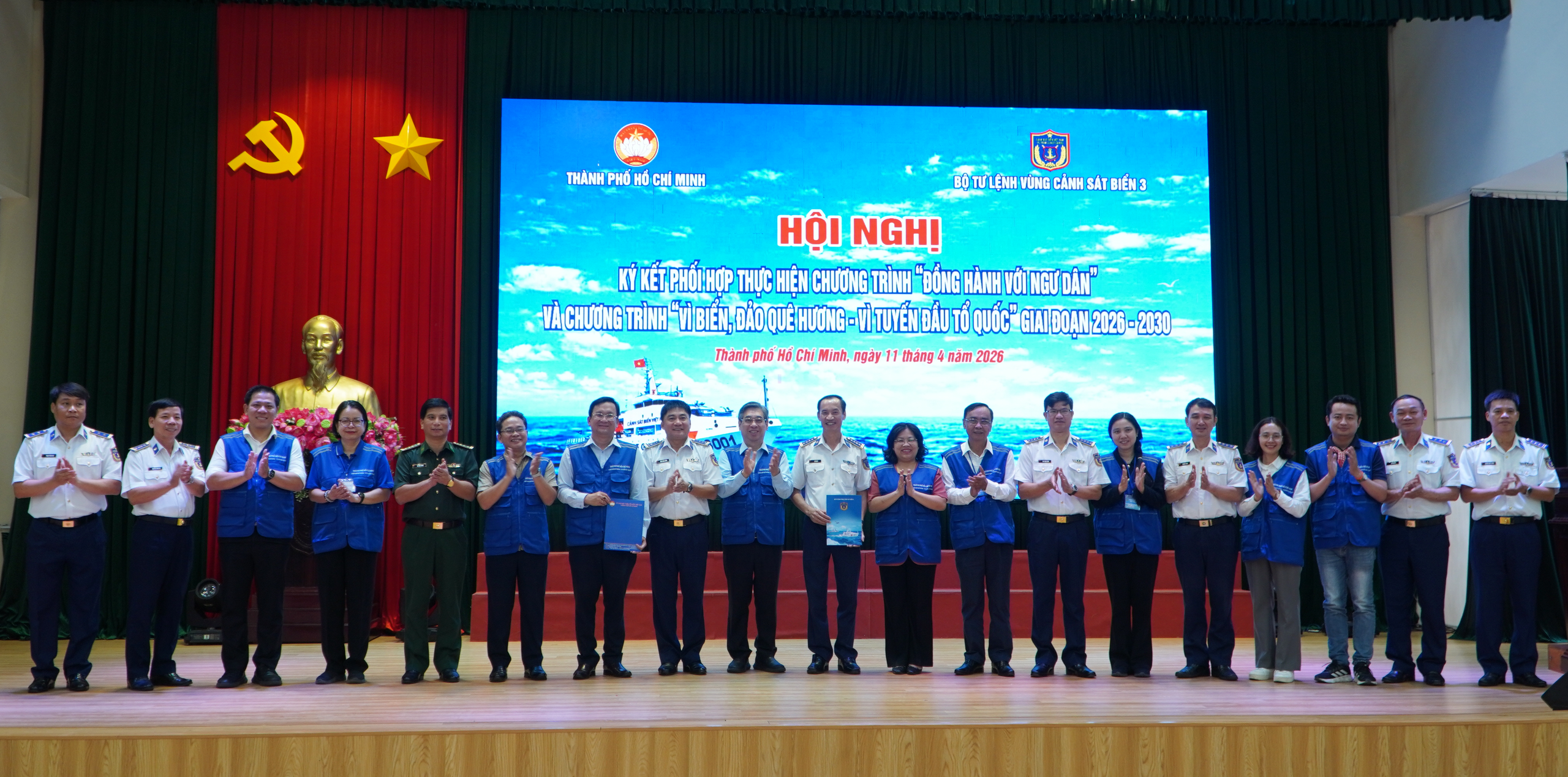 Ủy ban MTTQ Việt Nam TPHCM ký kết chương trình phối hợp với Bộ Tư lệnh Vùng Cảnh sát biển 3 - Ảnh 1.