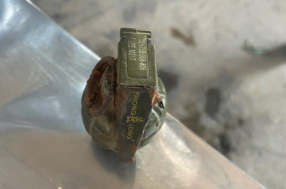 Học sinh lớp 8 giao nộp lựu đạn còn nguyên kíp nổ cho CSGT tại gia Lai - Ảnh 1.