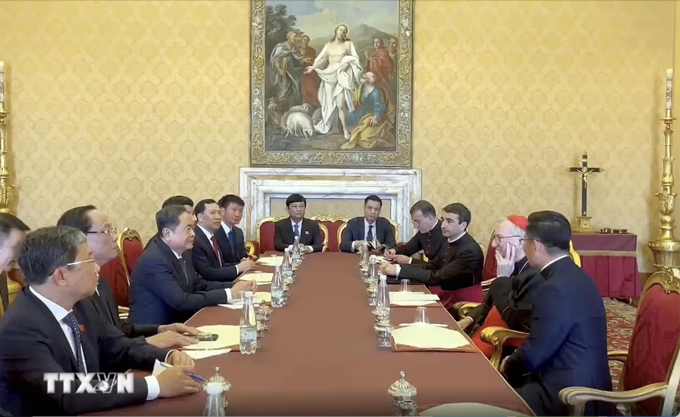 Chủ tịch Quốc hội Trần Thanh Mẫn tiếp kiến Giáo hoàng Leo XIV - Ảnh 3.