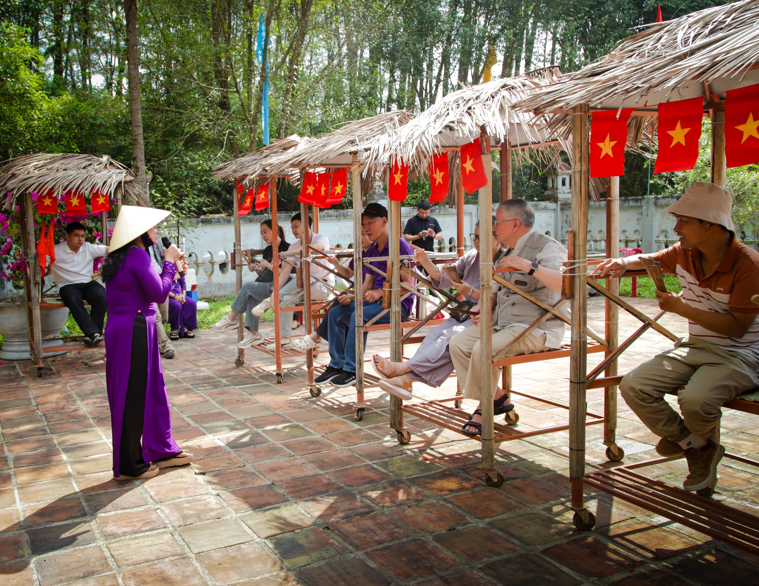 Cuộc thi ảnh "Thiêng liêng cờ Tổ quốc": Sắc màu lễ hội - Ảnh 5. A - Ảnh 5.