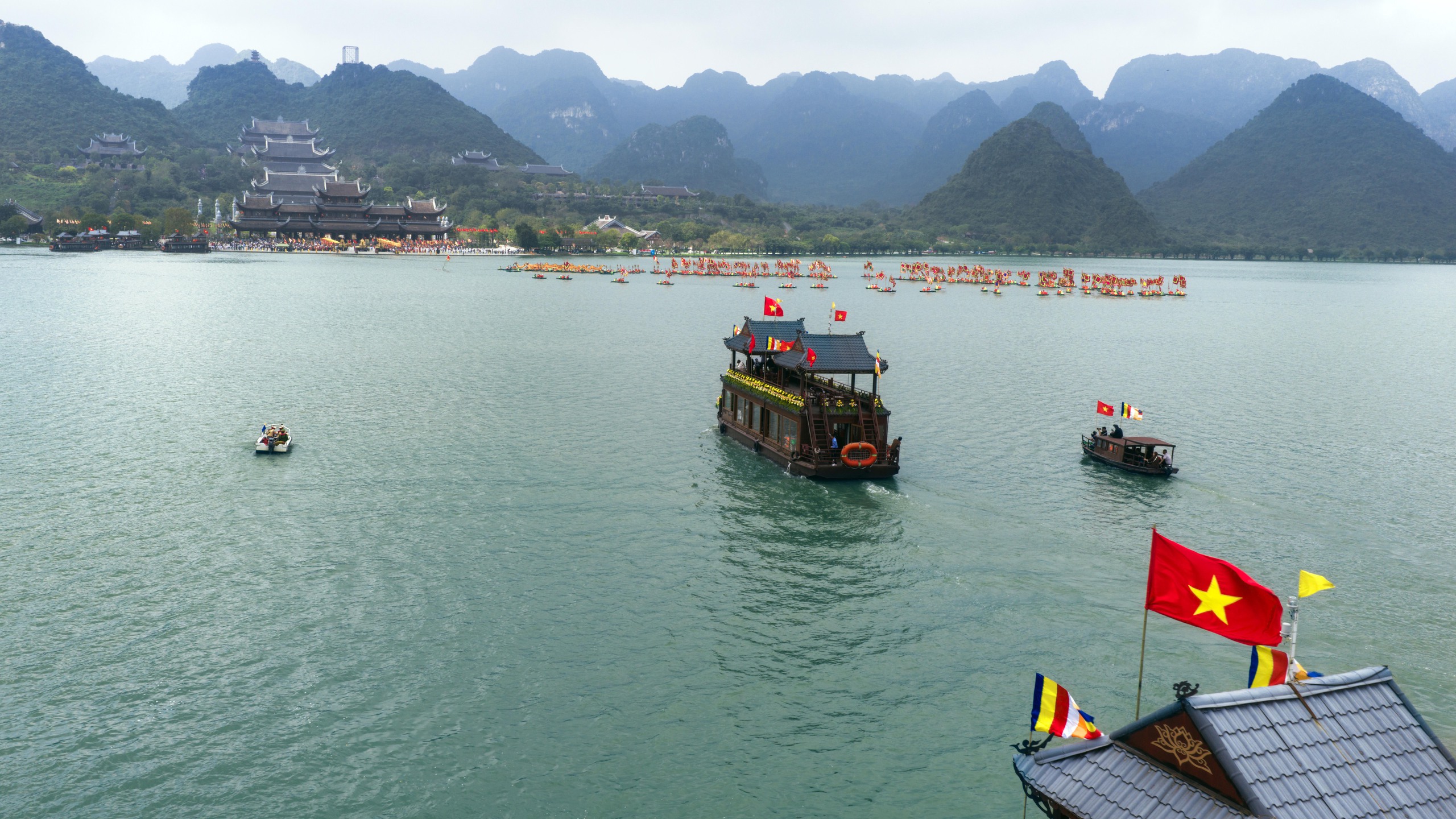 Cuộc thi ảnh "Thiêng liêng cờ Tổ quốc": Sắc màu lễ hội - Ảnh 4. A - Ảnh 4.