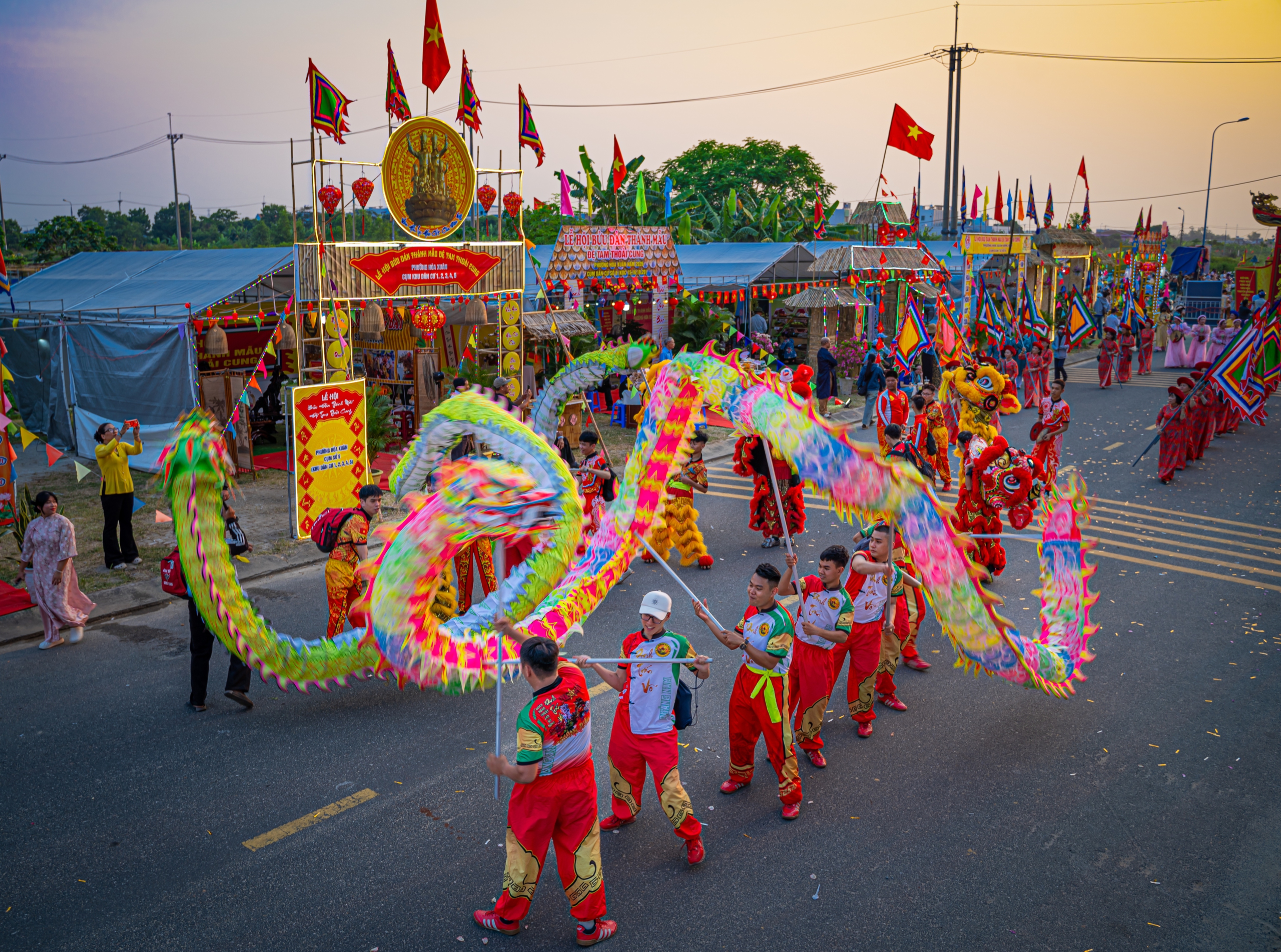 Cuộc thi ảnh "Thiêng liêng cờ Tổ quốc": Sắc màu lễ hội - Ảnh 2. A - Ảnh 2.