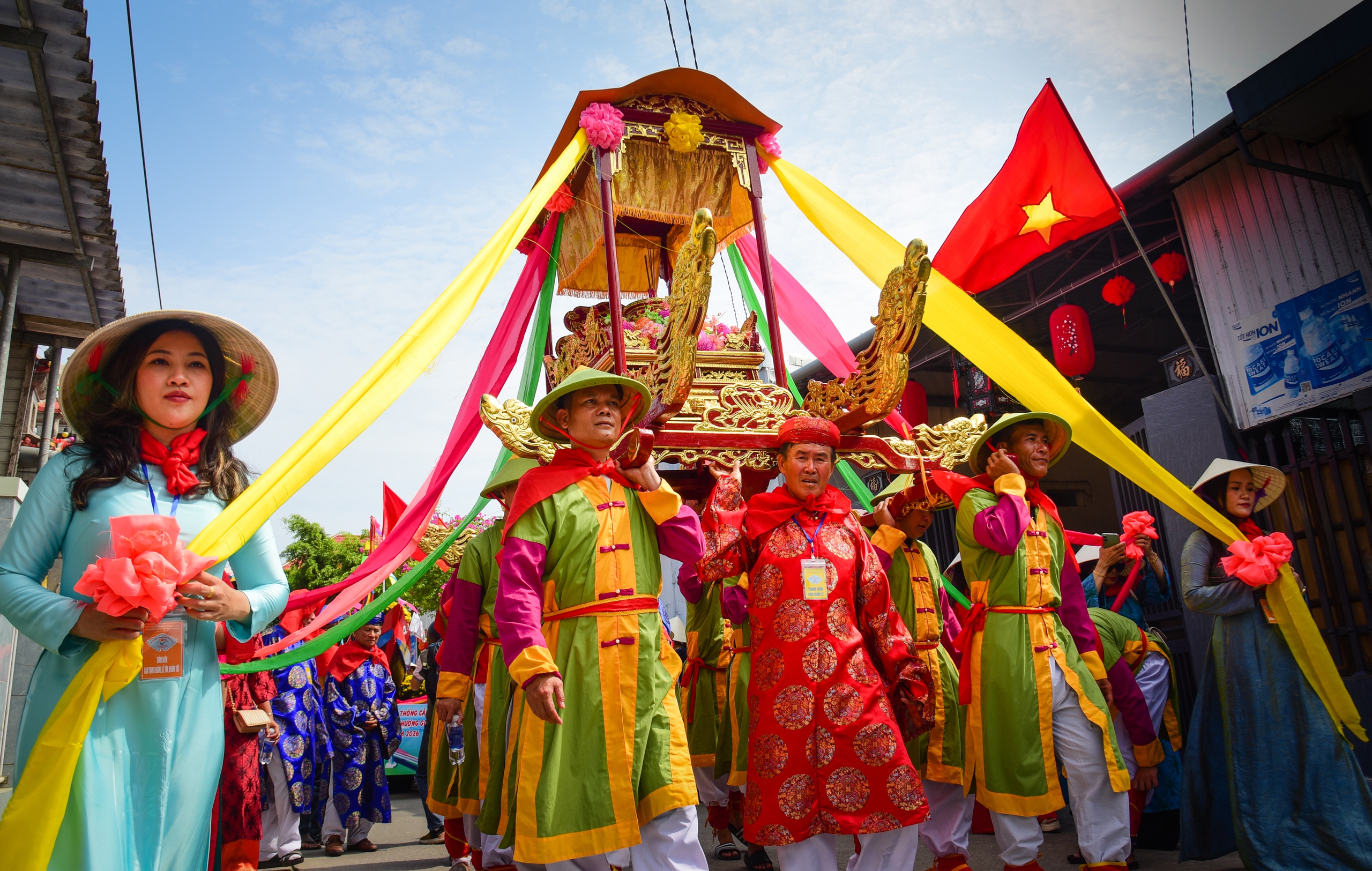 Cuộc thi ảnh "Thiêng liêng cờ Tổ quốc": Sắc màu lễ hội - Ảnh 1. A - Ảnh 1.