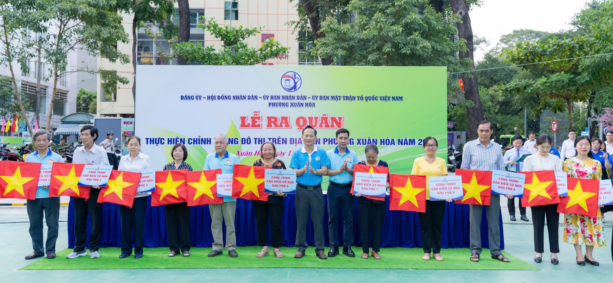 Phường Xu&acirc;n h&ograve;a dẹp lấn chiếm v&agrave; gắn bảng số nh&agrave; mới n&acirc;ng cao chất lượng sống - Ảnh 3.