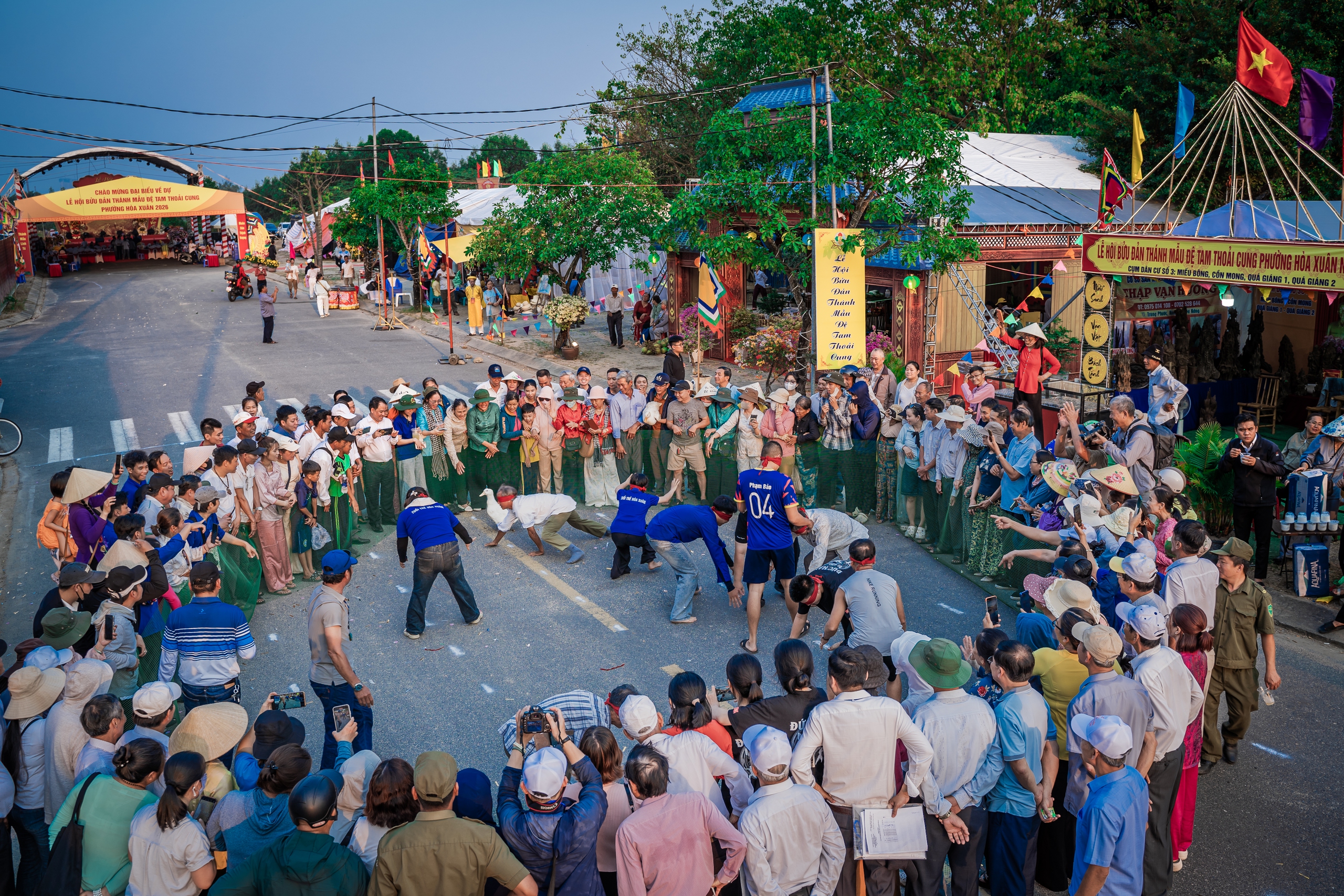 Cuộc thi ảnh "Thiêng liêng cờ Tổ quốc": Sắc màu lễ hội - Ảnh 3. A - Ảnh 3.