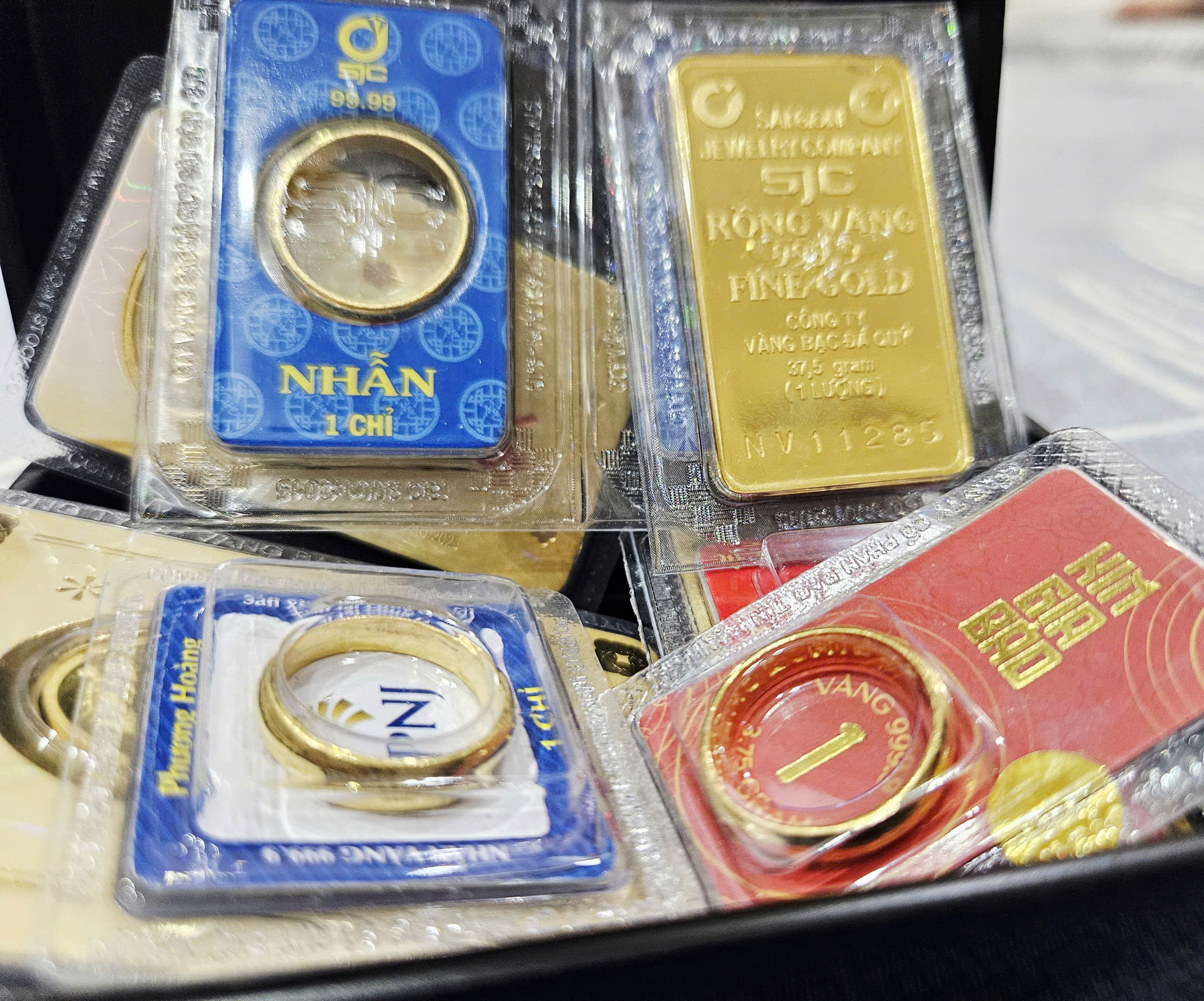 Giá vàng SJC và nhẫn trơn giảm nhẹ ngày 11 - 4 , diễn biến thị trường vàng 2026 - Ảnh 2. Giá vàng SJC và nhẫn trơn giảm nhẹ ngày 11 - 4 , diễn biến thị trường vàng 2026 - Ảnh 2.