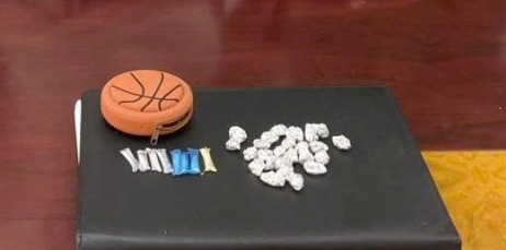 Bị bắt giữa phố, gã đàn ông lộ số ma túy cất giấu trong người - Ảnh 2. Bị bắt giữa phố, gã đàn ông lộ số ma túy cất giấu trong người - Ảnh 2.