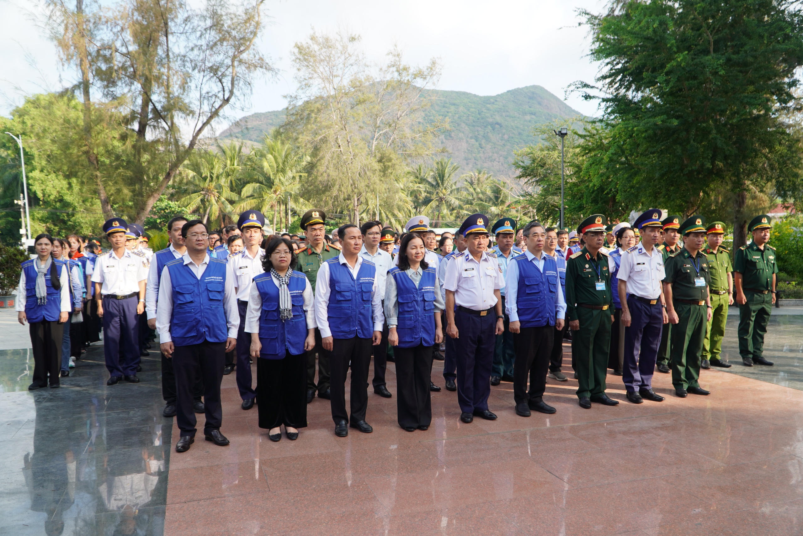Đoàn đại biểu TPHCM và Bộ Tư lệnh Vùng Cảnh sát biển 3 tưởng niệm liệt sĩ tại Côn Đảo - Ảnh 1.
