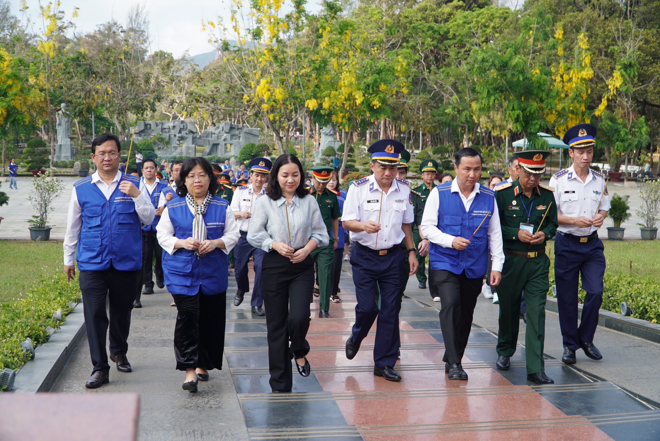 Đoàn đại biểu TPHCM và Bộ Tư lệnh Vùng Cảnh sát biển 3 tưởng niệm liệt sĩ tại Côn Đảo - Ảnh 3.