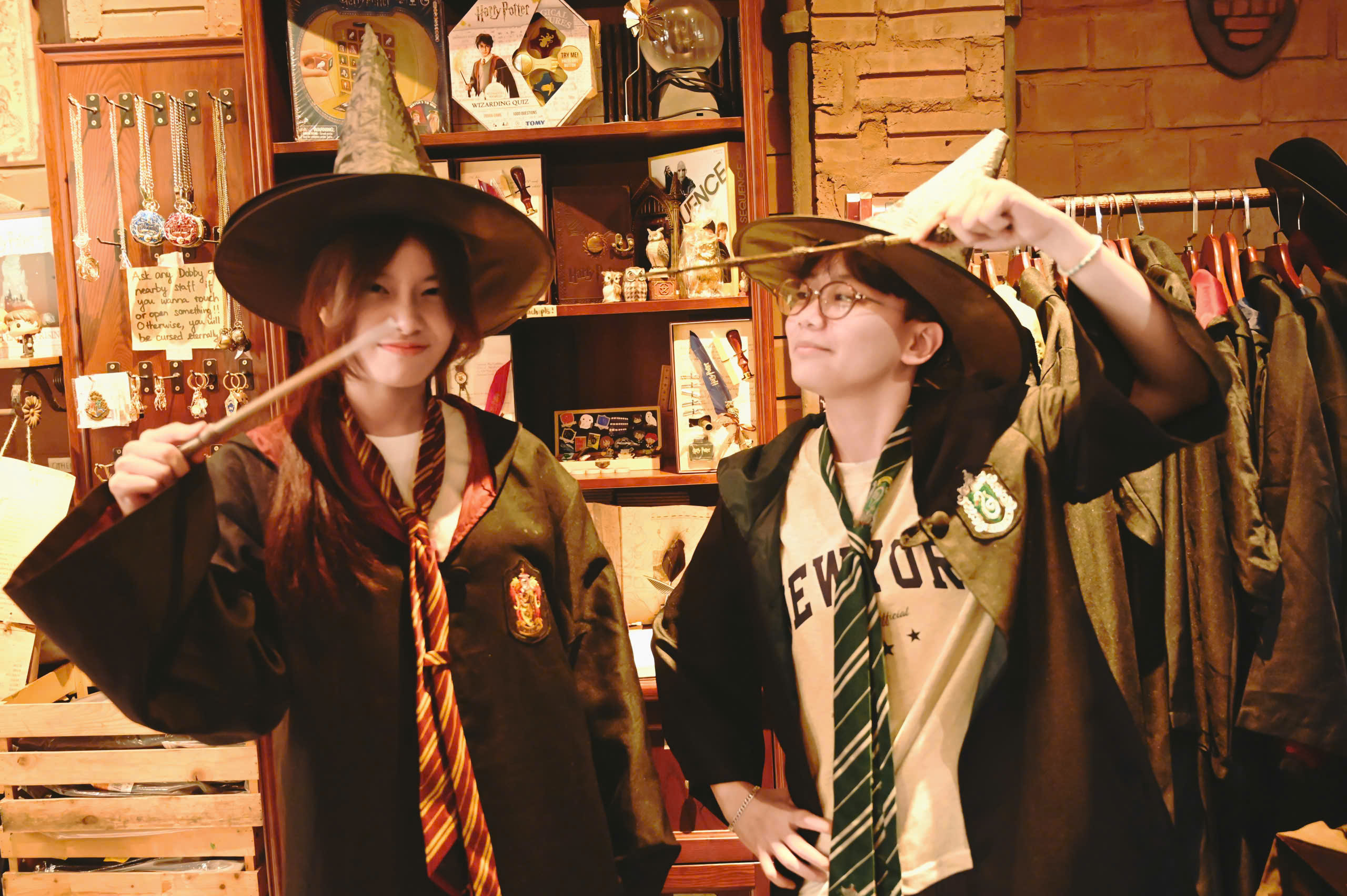 VIDEO: Qu&aacute;n c&agrave; ph&ecirc; "ph&ugrave; thủy" giữa l&ograve;ng phố cổ ở H&agrave; Nội l&agrave;m m&ecirc; mẩn giới trẻ v&agrave; kh&aacute;ch t&acirc;y - Ảnh 1.