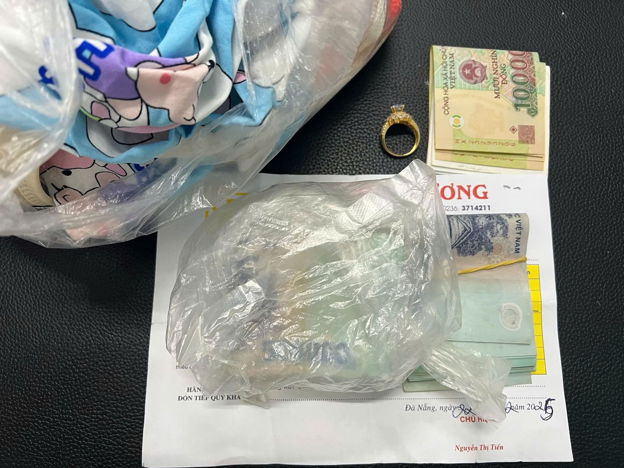 Tắm biển Đà Nẵng, bỏ quên nhẫn vàng cùng tiền mặt hàng chục triệu đồng - Ảnh 1.