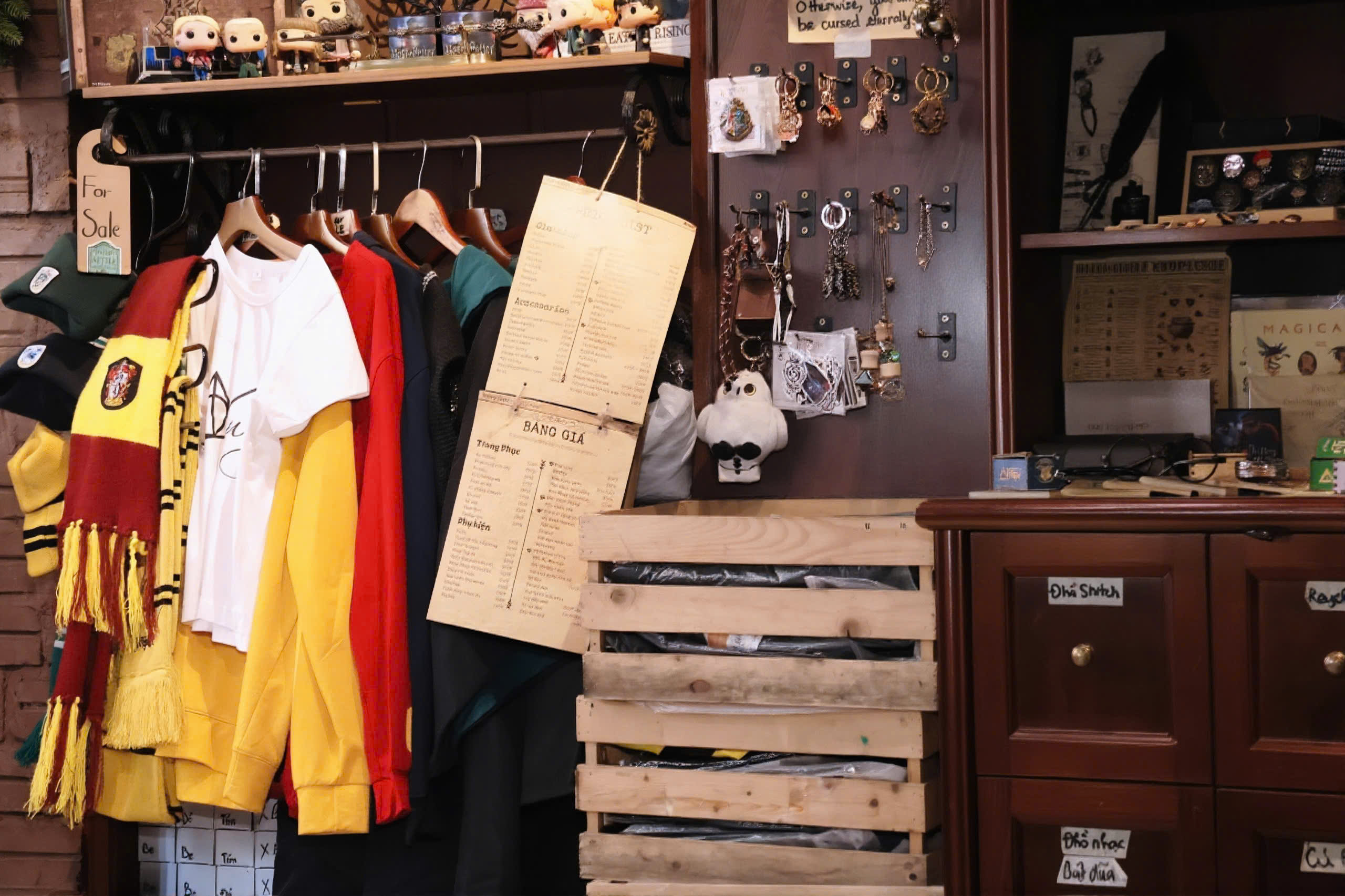 VIDEO: Qu&aacute;n c&agrave; ph&ecirc; "ph&ugrave; thủy" giữa l&ograve;ng phố cổ ở H&agrave; Nội l&agrave;m m&ecirc; mẩn giới trẻ v&agrave; kh&aacute;ch t&acirc;y - Ảnh 6.