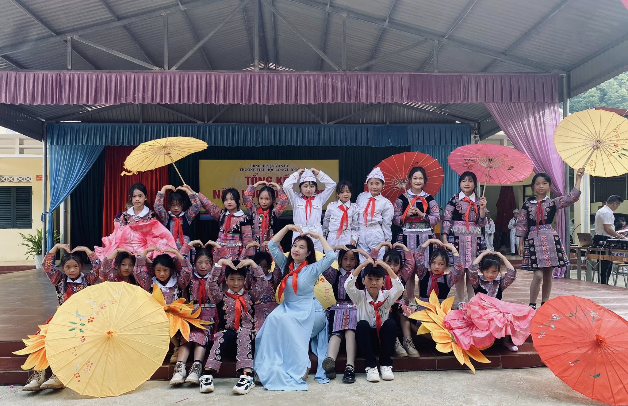 NGƯỜI THẦY KÍNH YÊU: Kiên trì nâng bước học sinh vùng cao - Ảnh 1. NGƯỜI THẦY KÍNH YÊU: Kiên trì nâng bước học sinh vùng cao - Ảnh 1.