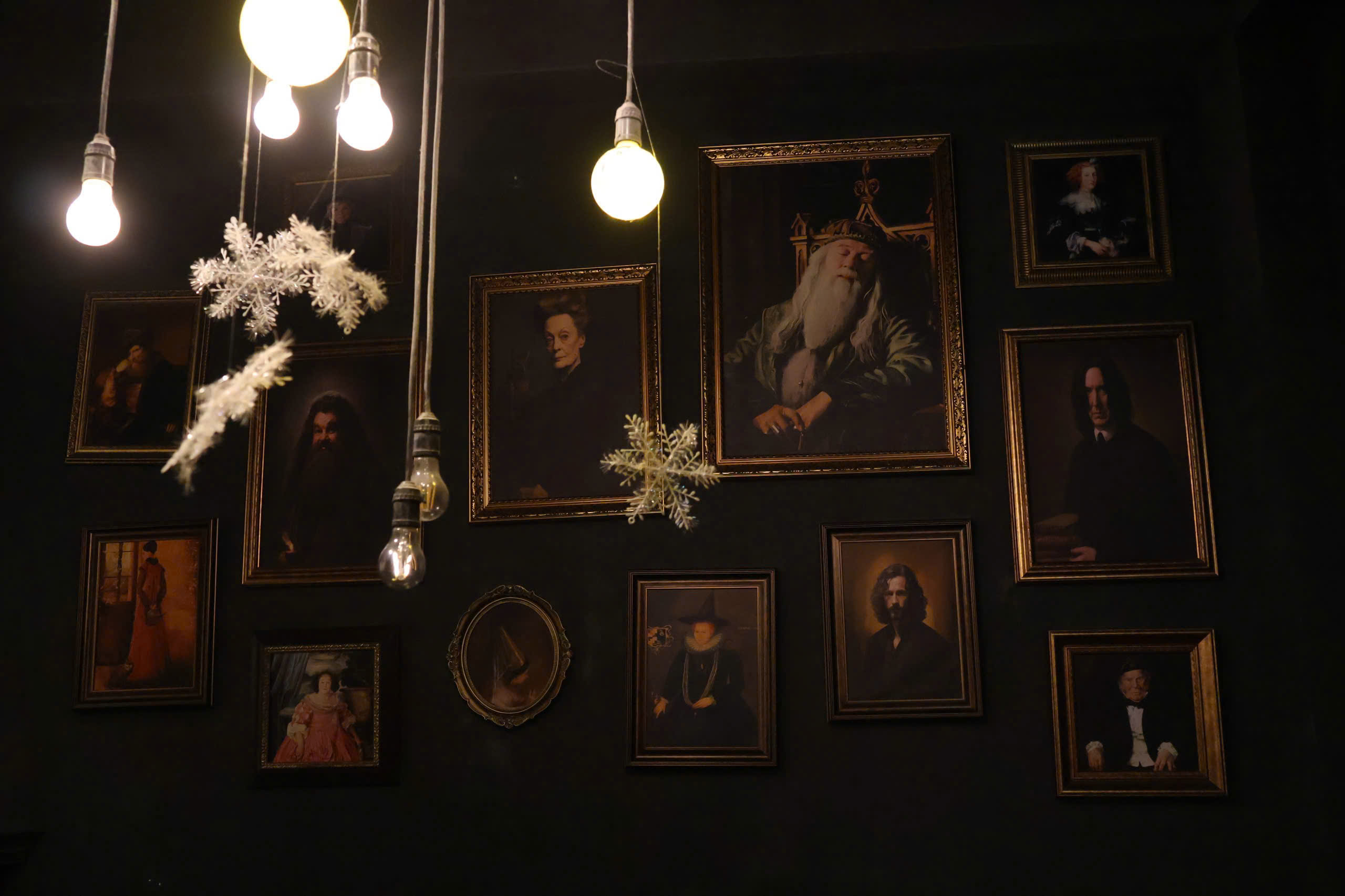 VIDEO: Qu&aacute;n c&agrave; ph&ecirc; "ph&ugrave; thủy" giữa l&ograve;ng phố cổ ở H&agrave; Nội l&agrave;m m&ecirc; mẩn giới trẻ v&agrave; kh&aacute;ch t&acirc;y - Ảnh 11.