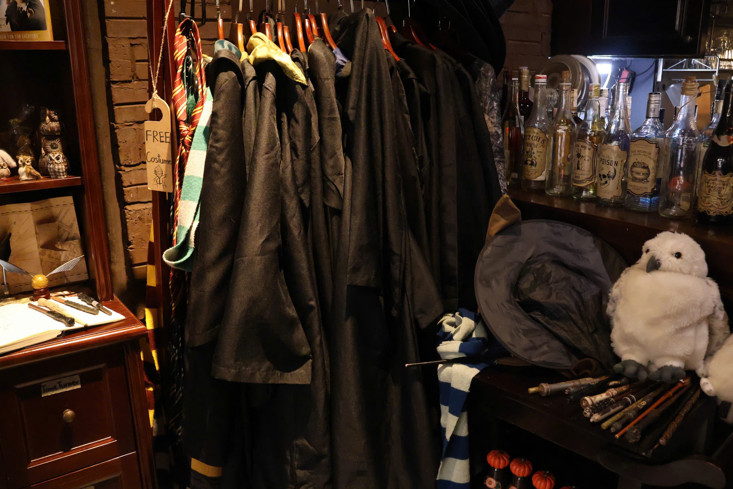 VIDEO: Qu&aacute;n c&agrave; ph&ecirc; "ph&ugrave; thủy" giữa l&ograve;ng phố cổ ở H&agrave; Nội l&agrave;m m&ecirc; mẩn giới trẻ v&agrave; kh&aacute;ch t&acirc;y - Ảnh 5.