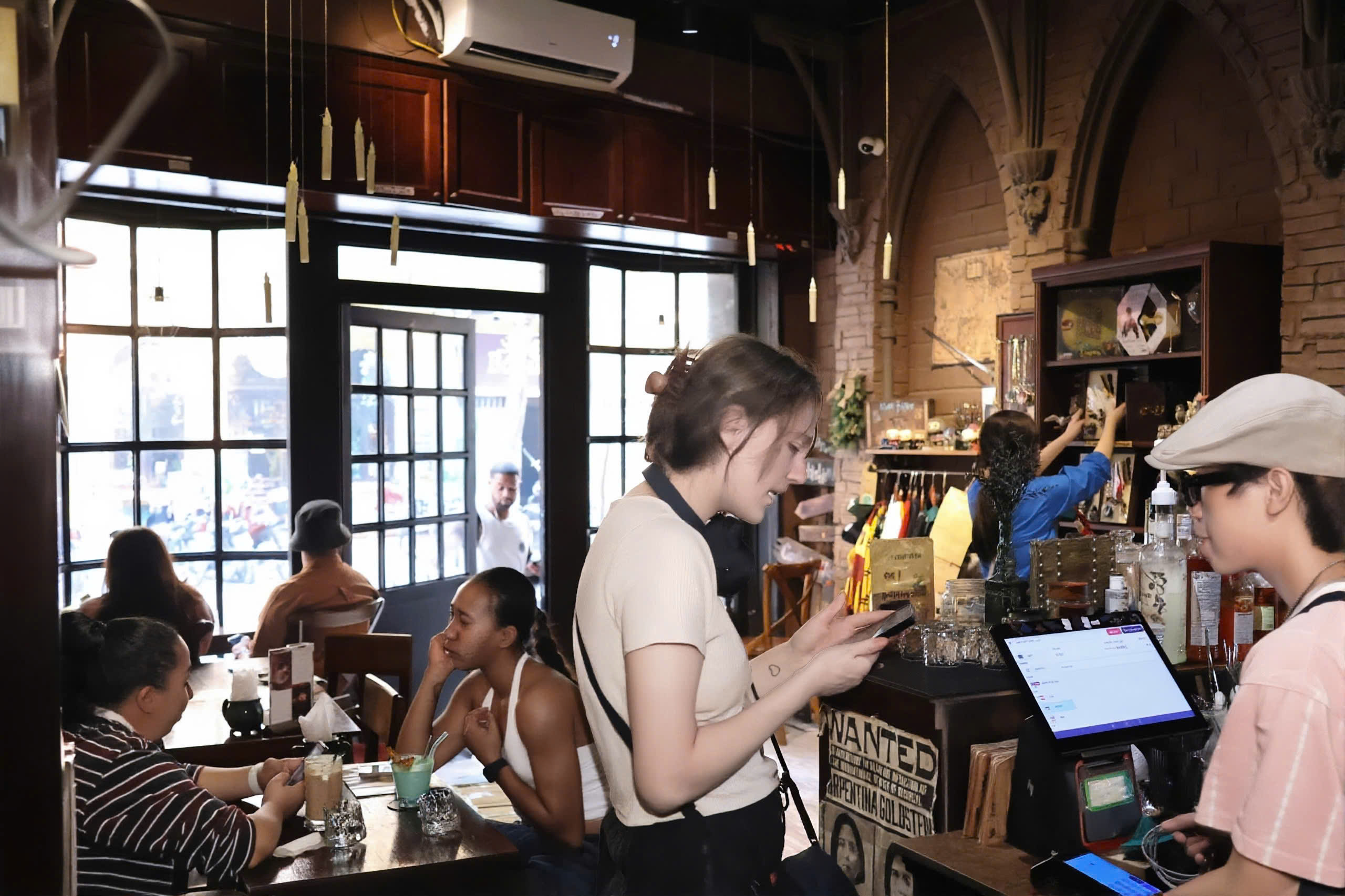 VIDEO: Qu&aacute;n c&agrave; ph&ecirc; "ph&ugrave; thủy" giữa l&ograve;ng phố cổ ở H&agrave; Nội l&agrave;m m&ecirc; mẩn giới trẻ v&agrave; kh&aacute;ch t&acirc;y - Ảnh 10.