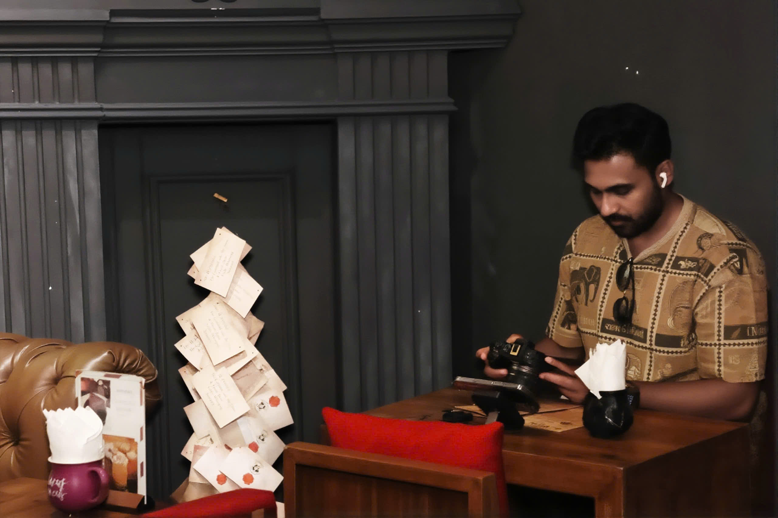 VIDEO: Qu&aacute;n c&agrave; ph&ecirc; "ph&ugrave; thủy" giữa l&ograve;ng phố cổ ở H&agrave; Nội l&agrave;m m&ecirc; mẩn giới trẻ v&agrave; kh&aacute;ch t&acirc;y - Ảnh 14.