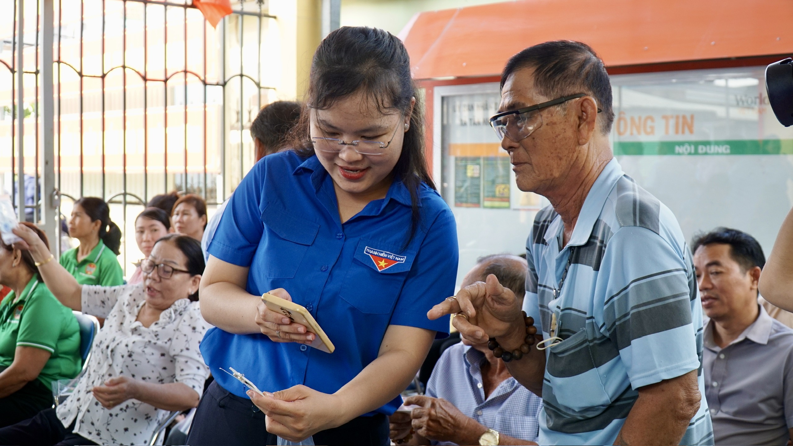 xã Tân Nhựt, TPHCM: Đưa dịch vụ công về tận ấp, người dân tự tin làm hồ sơ trực tuyến - Ảnh 2.