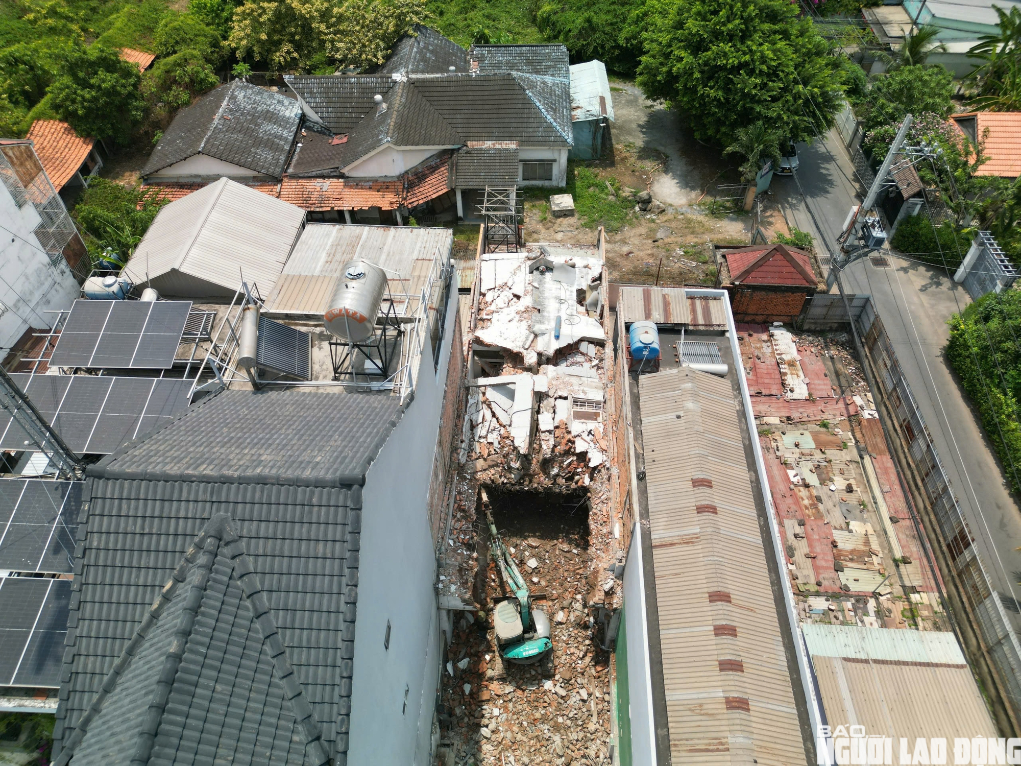 Nh&agrave; d&acirc;n dọc quốc lộ 13 th&aacute;o dỡ phục vụ mở rộng tuyến đường đi B&igrave;nh Dương - Ảnh 1.