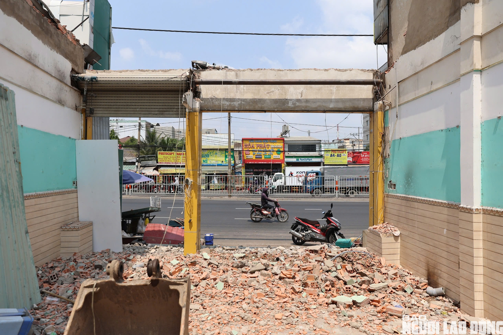 Nh&agrave; d&acirc;n dọc quốc lộ 13 th&aacute;o dỡ phục vụ mở rộng tuyến đường đi B&igrave;nh Dương - Ảnh 2.