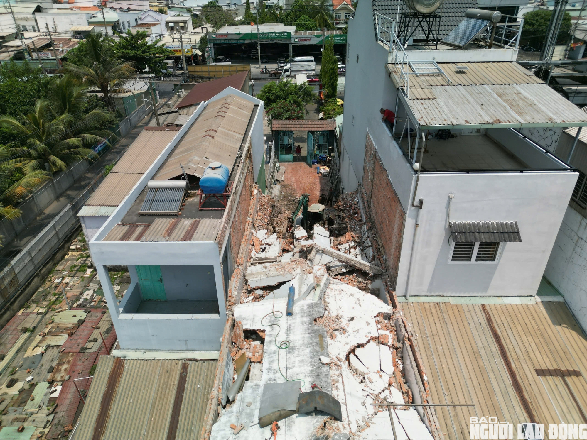 Nh&agrave; d&acirc;n dọc quốc lộ 13 th&aacute;o dỡ phục vụ mở rộng tuyến đường đi B&igrave;nh Dương - Ảnh 3.