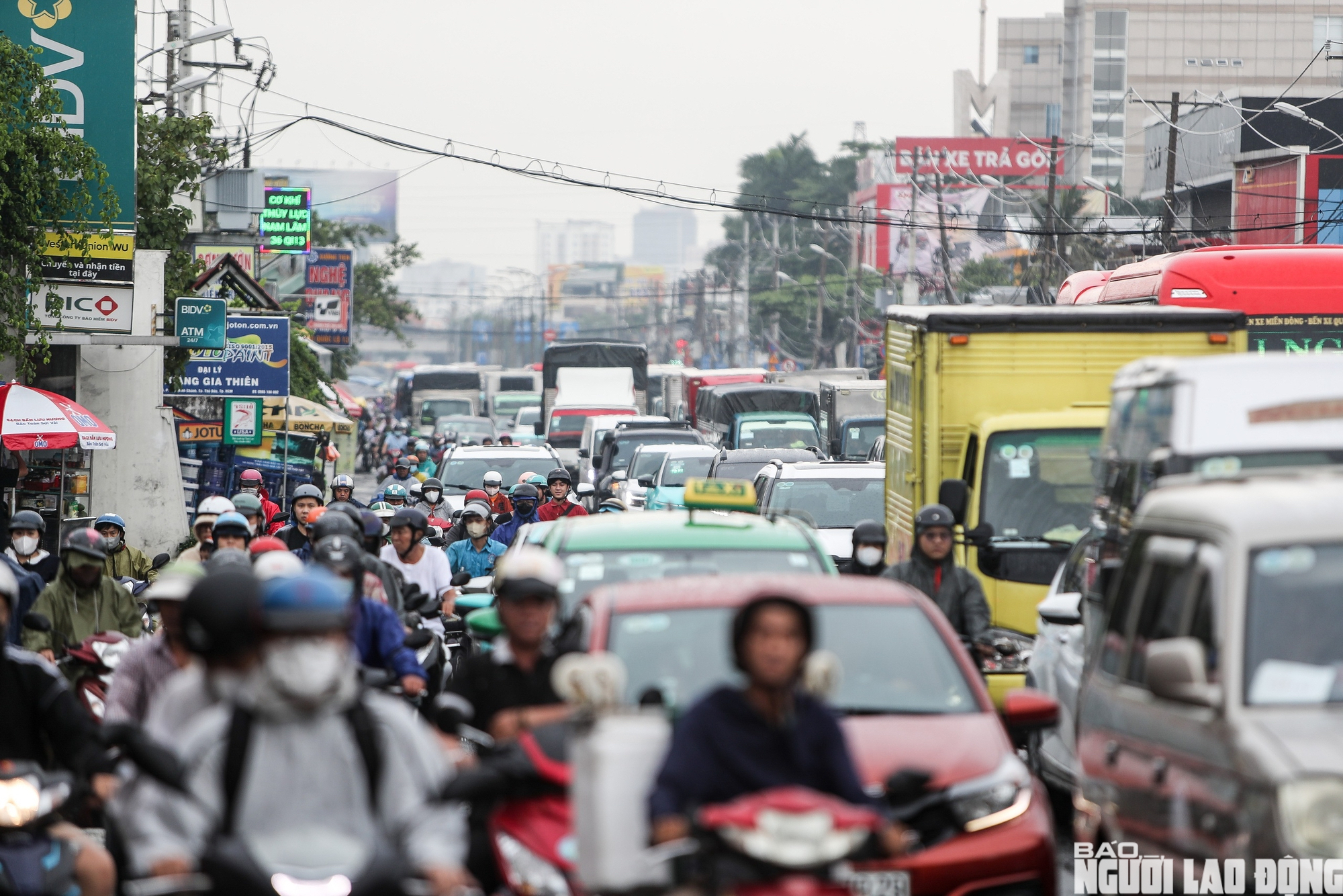 H&agrave;ng loạt nh&agrave; d&acirc;n dọc quốc lộ 13 th&aacute;o dỡ, mở rộng tuyến đi B&igrave;nh Dương - Ảnh 1.