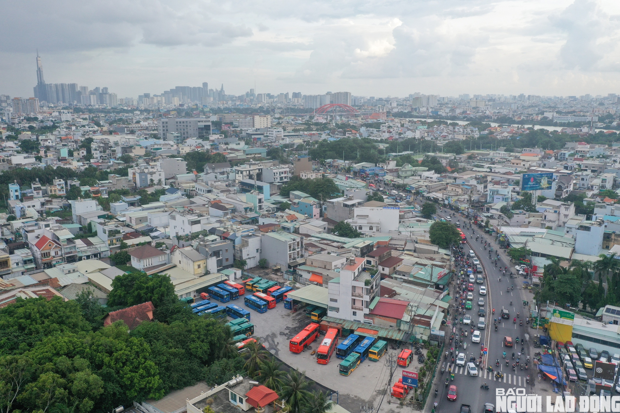 H&agrave;ng loạt nh&agrave; d&acirc;n dọc quốc lộ 13 th&aacute;o dỡ, mở rộng tuyến đi B&igrave;nh Dương - Ảnh 2.