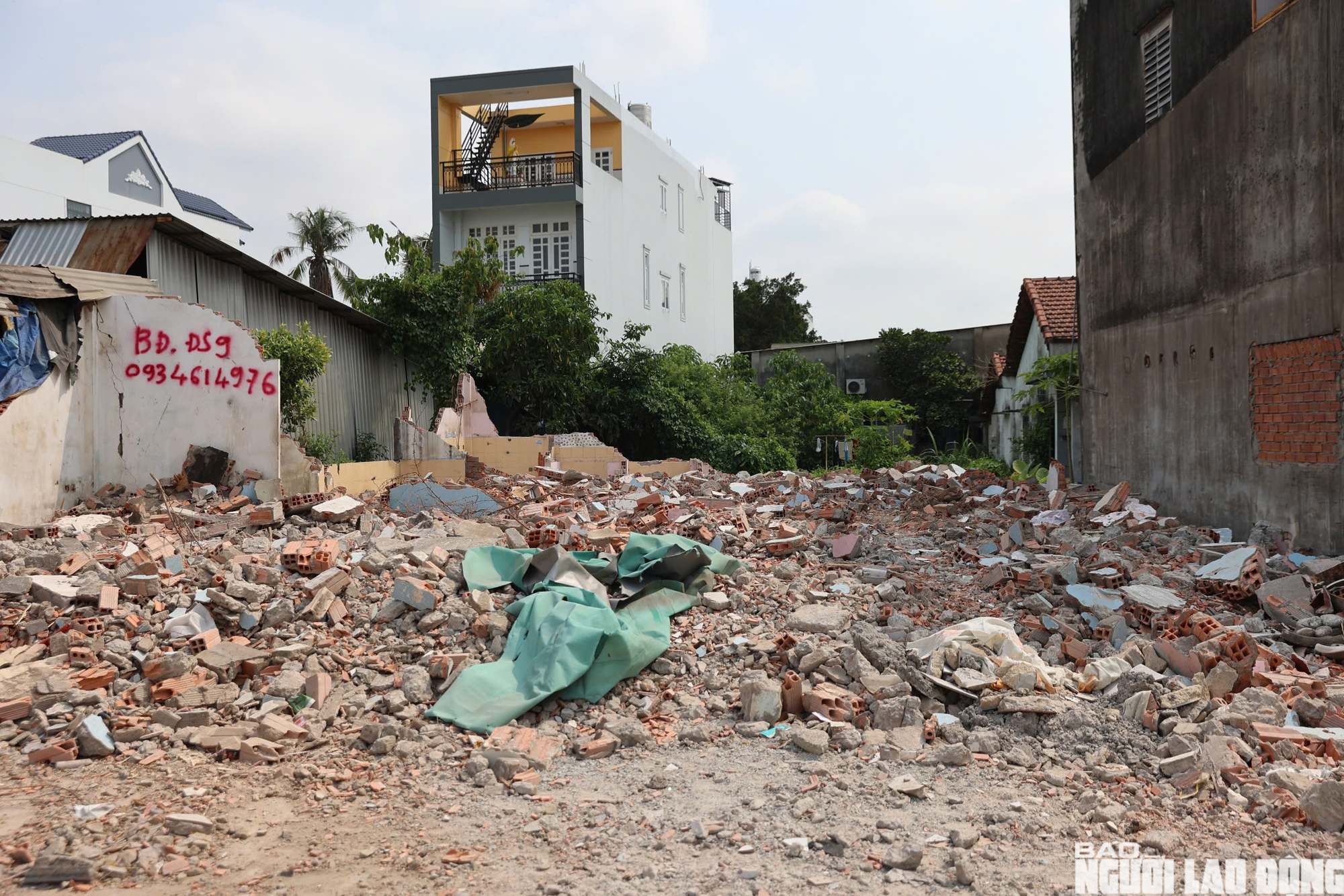 Nh&agrave; d&acirc;n dọc quốc lộ 13 th&aacute;o dỡ phục vụ mở rộng tuyến đường đi B&igrave;nh Dương - Ảnh 8.