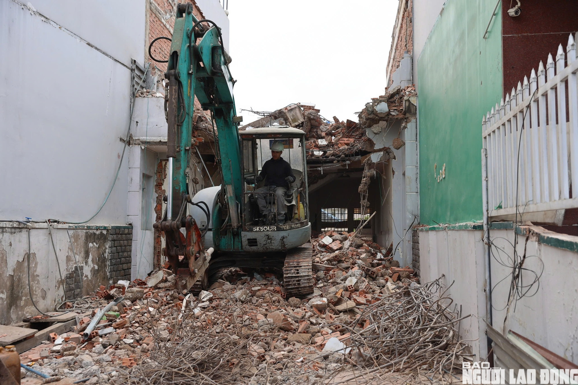 H&agrave;ng loạt nh&agrave; d&acirc;n dọc quốc lộ 13 th&aacute;o dỡ, mở rộng tuyến đi B&igrave;nh Dương - Ảnh 3.