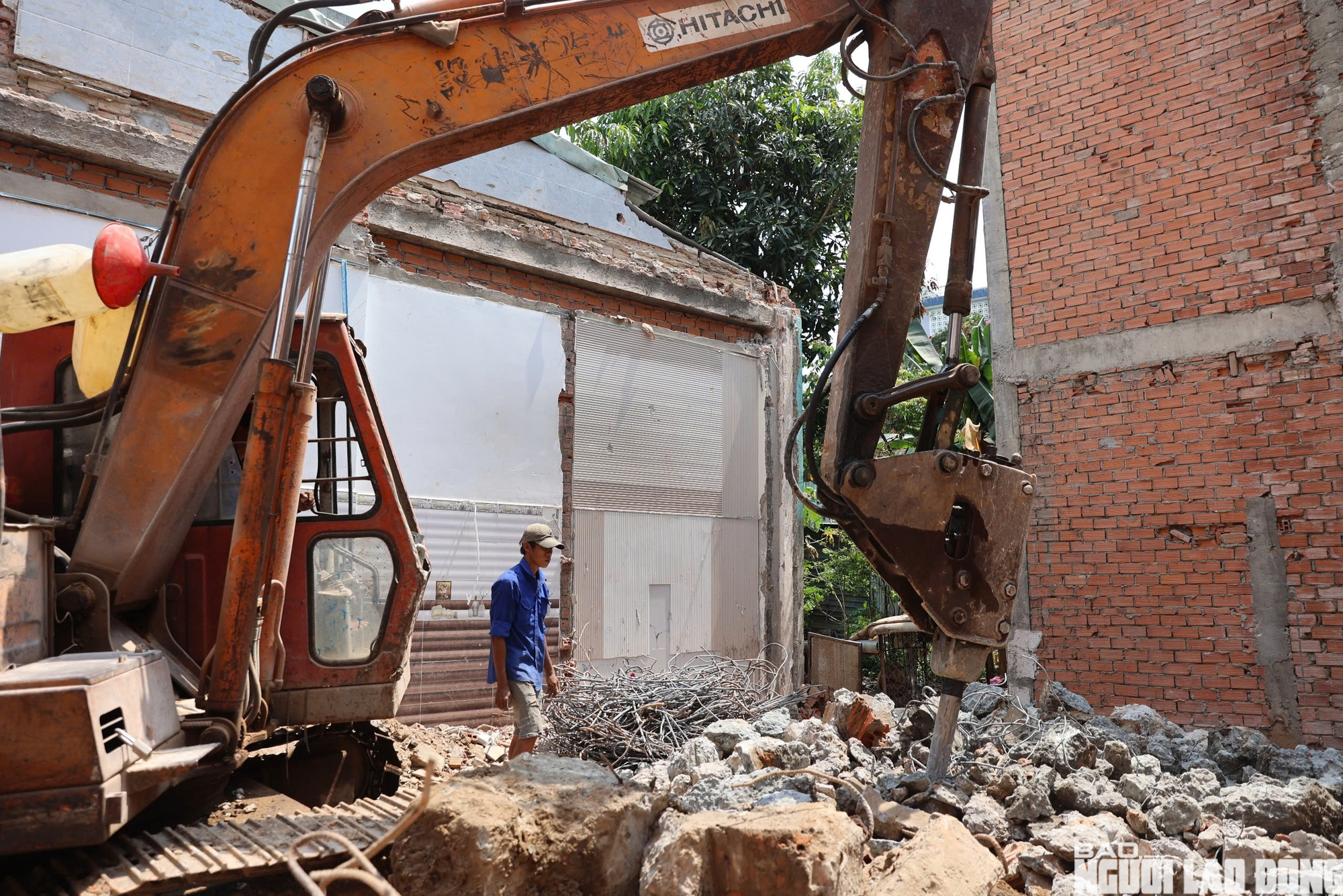 H&agrave;ng loạt nh&agrave; d&acirc;n dọc quốc lộ 13 th&aacute;o dỡ, mở rộng tuyến đi B&igrave;nh Dương - Ảnh 7.