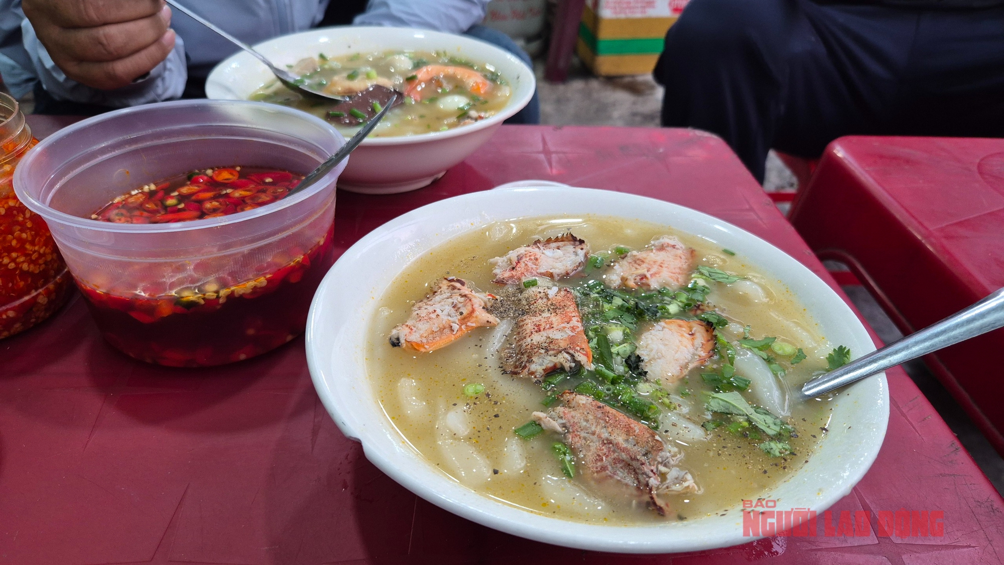 UBND TPHCM y&ecirc;u cầu kiểm tra an to&agrave;n thực phẩm thức ăn đường phố 2026 - Ảnh 1.