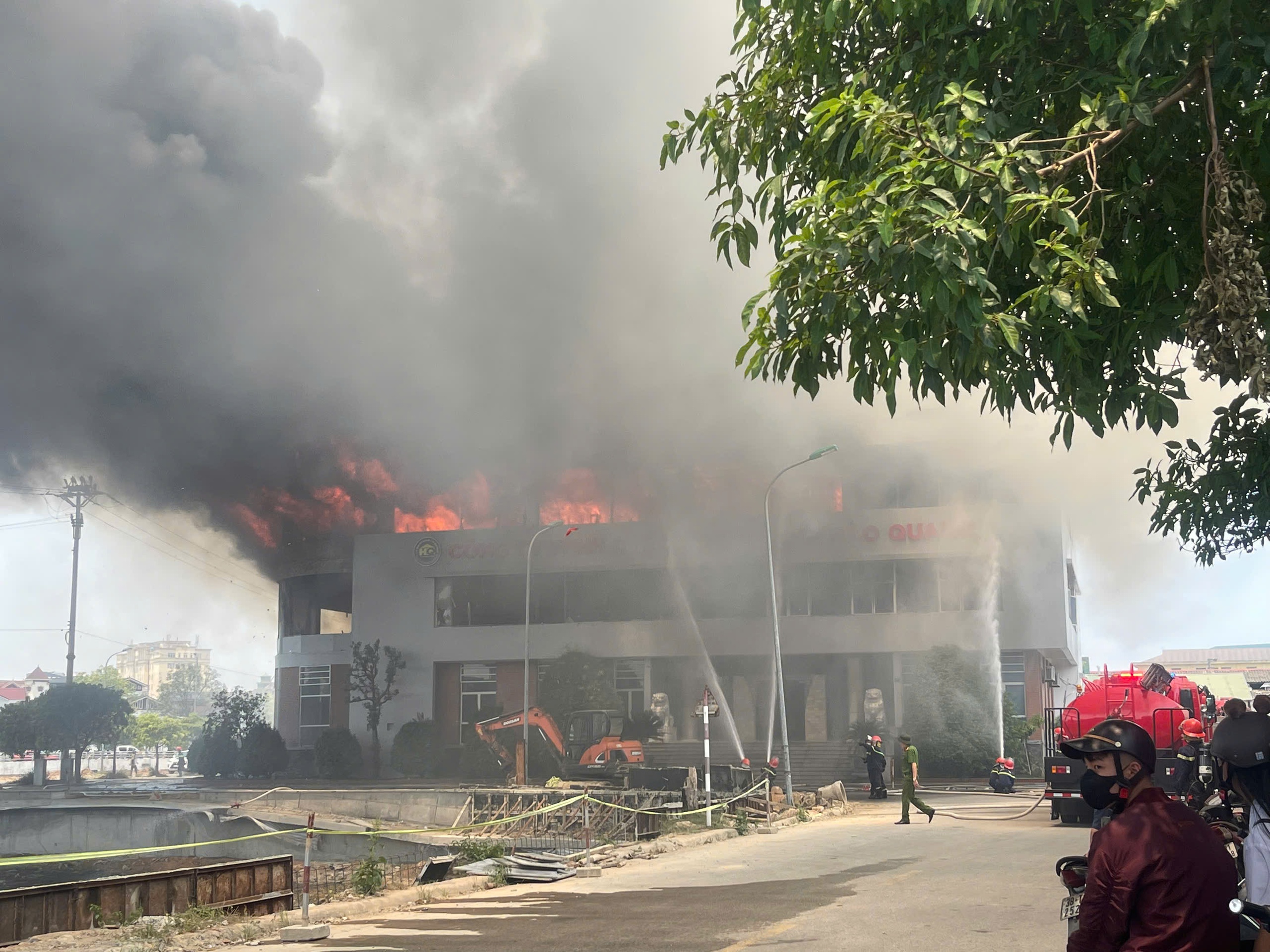 Bà hỏa thiêu rụi cơ sở kinh doanh và chế biến gỗ, ước tính thiệt hại lên đến hàng trăm tỉ đồng - Ảnh 1.